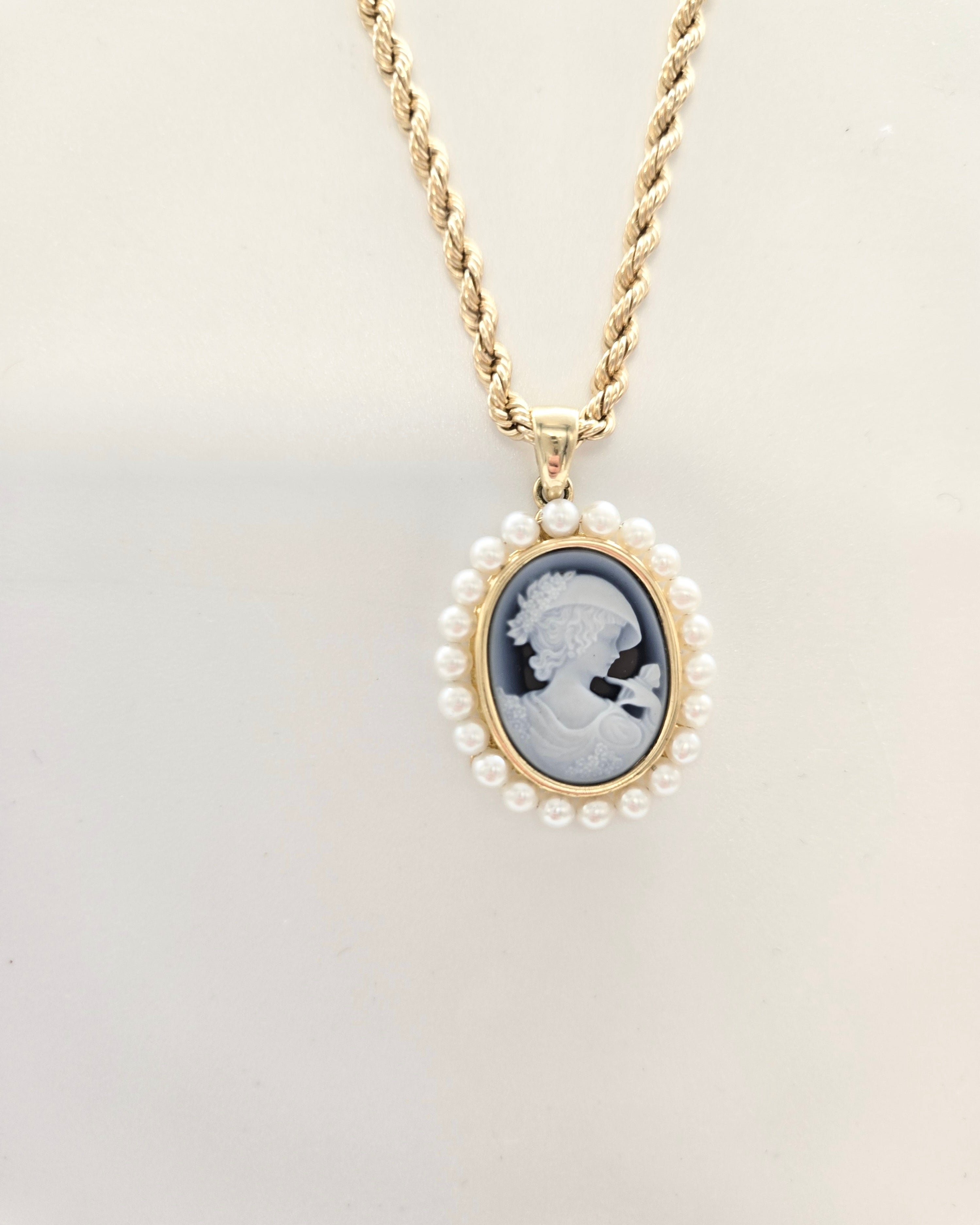 Pendentif camée en agate bleue et perles sur chaîne or 750