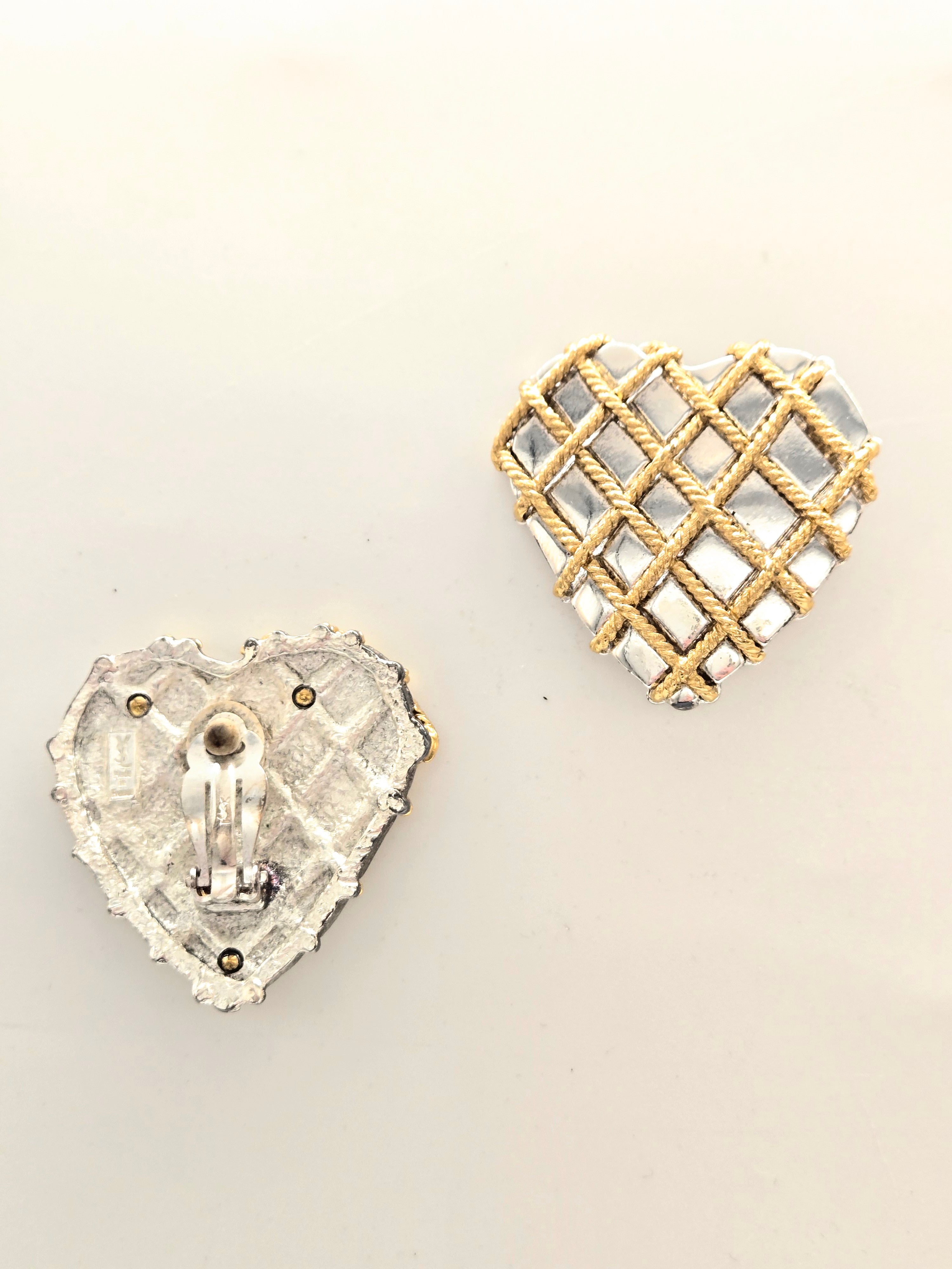Boucles d’oreilles clips Yves Saint Laurent cœur argent