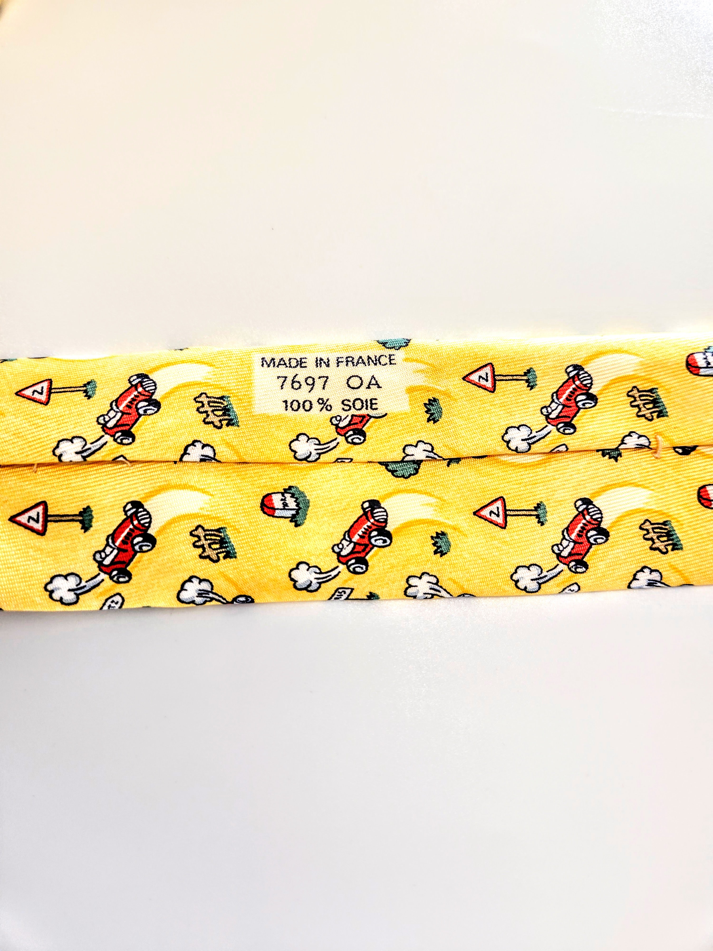 Cravate Hermès jaune « Tour Auto »