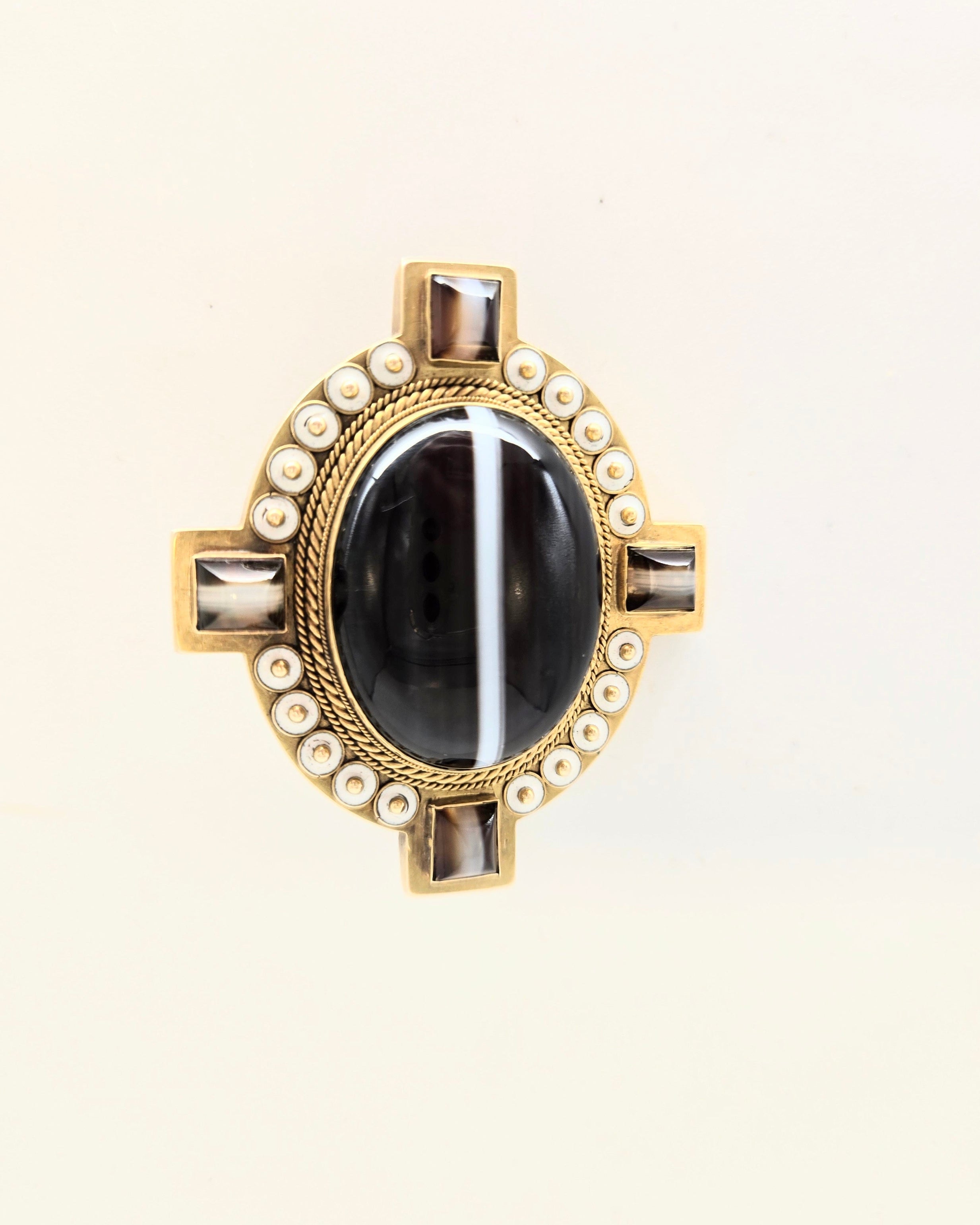 Broche Victorienne en or jaune 14K agates rubanées et émail blanc