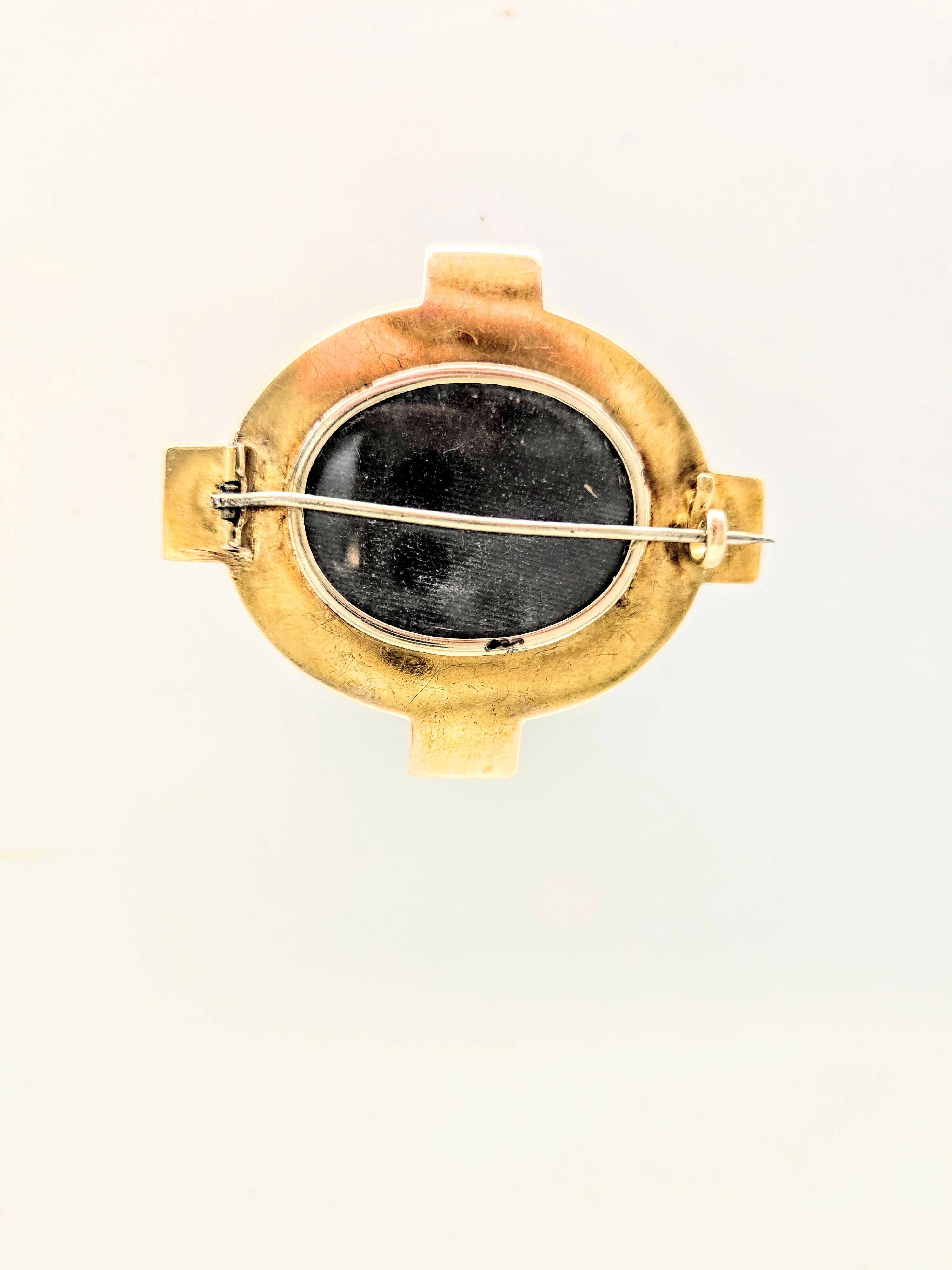 Broche Victorienne en or jaune 14K agates rubanées et émail blanc