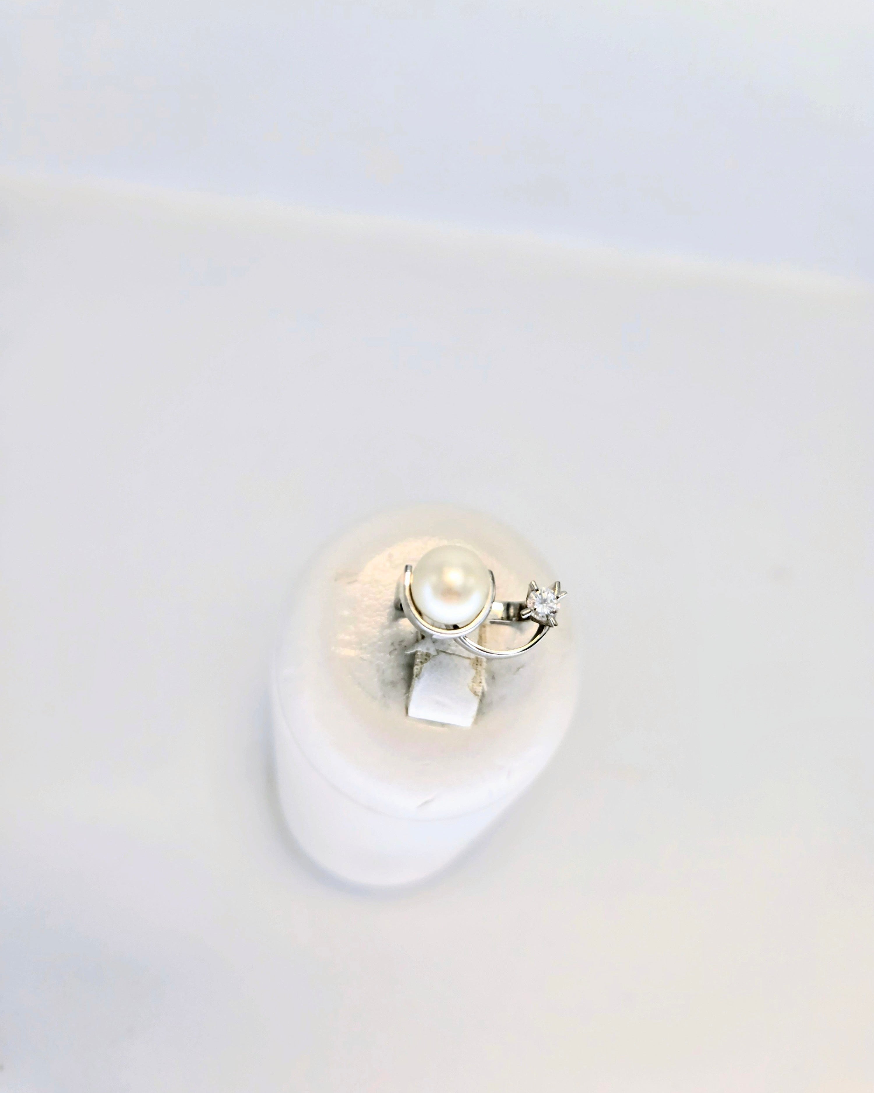 Bague en or blanc 750 millièmes avec perle et diamant, attribuée à Alain Roure