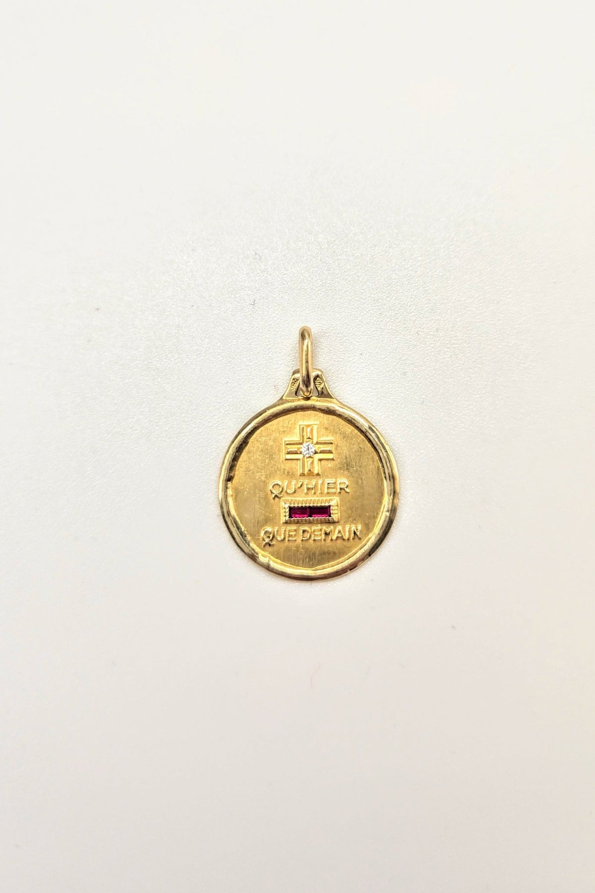 Médaille Augis “+ qu’hier – que demain” en or avec diamant et rubis synthétiques