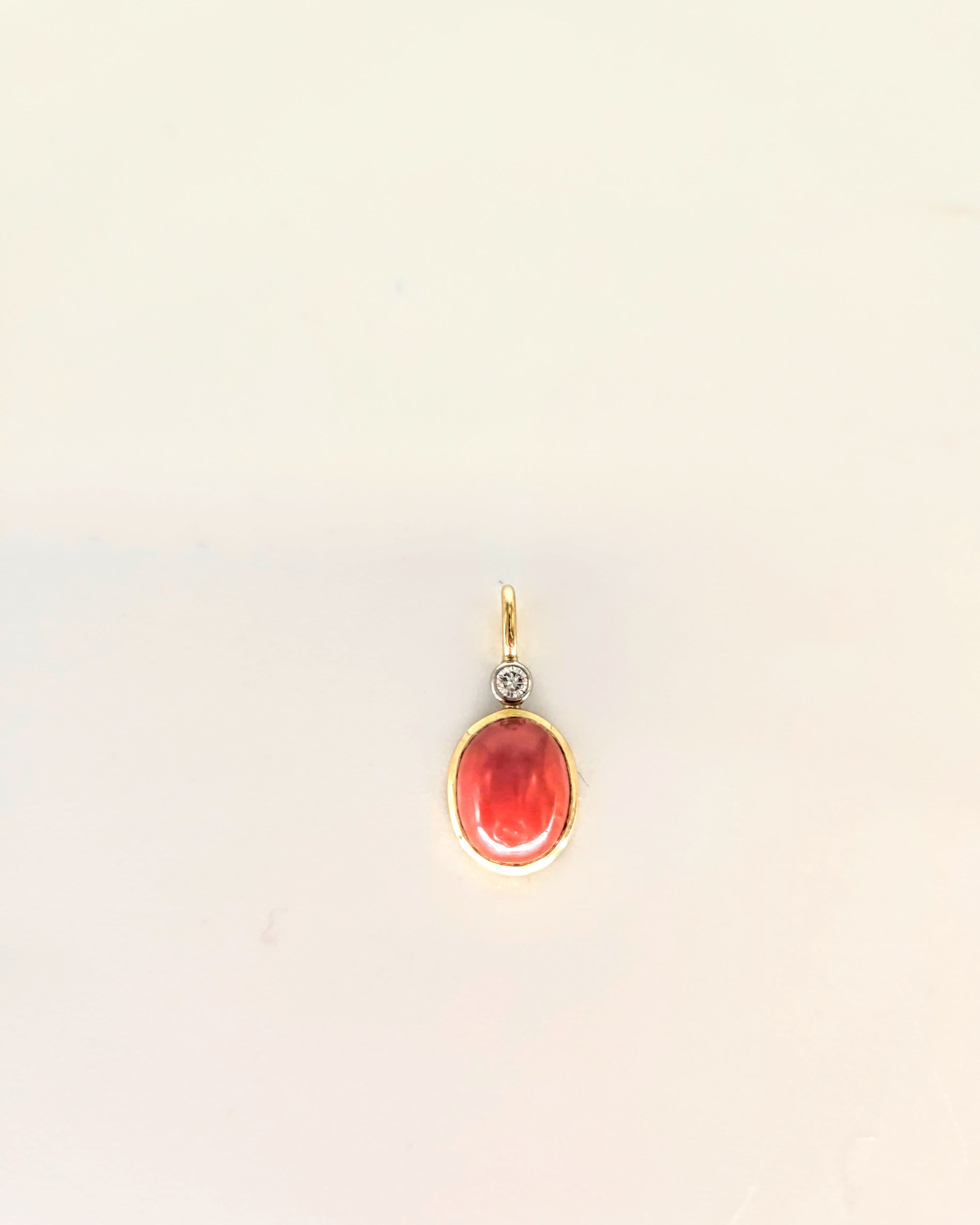 Pendentif or jaune 18 k cabochon de corail et diamant