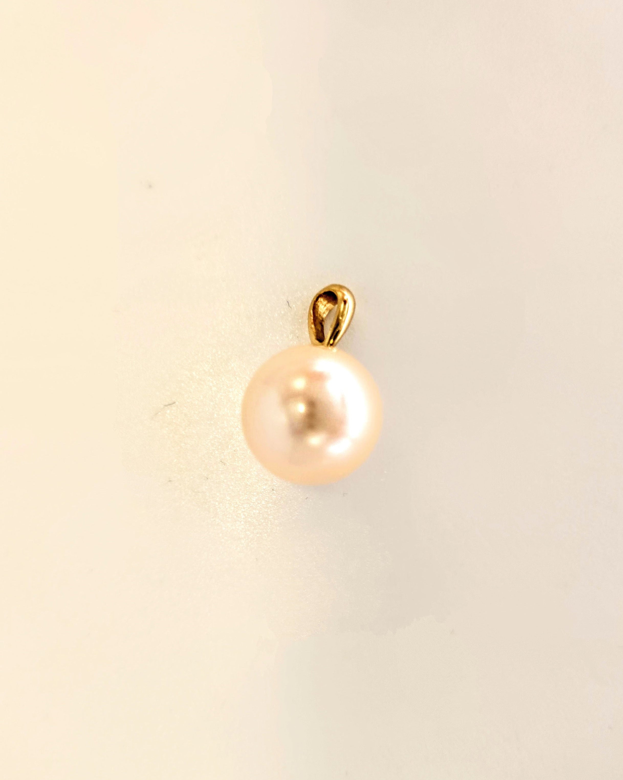 Pendentif en or avec perle crème