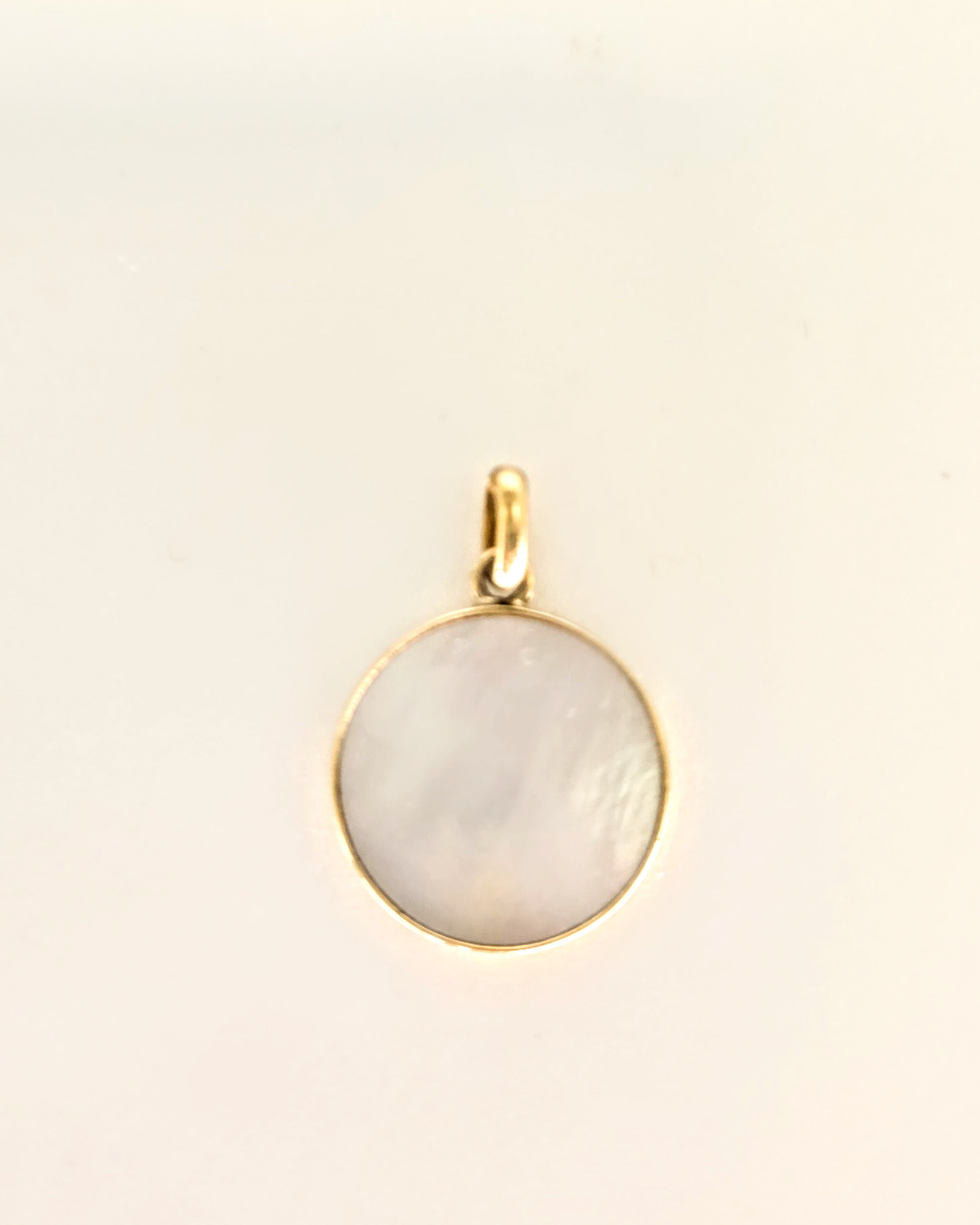 Médaille en nacre avec angelot gravé