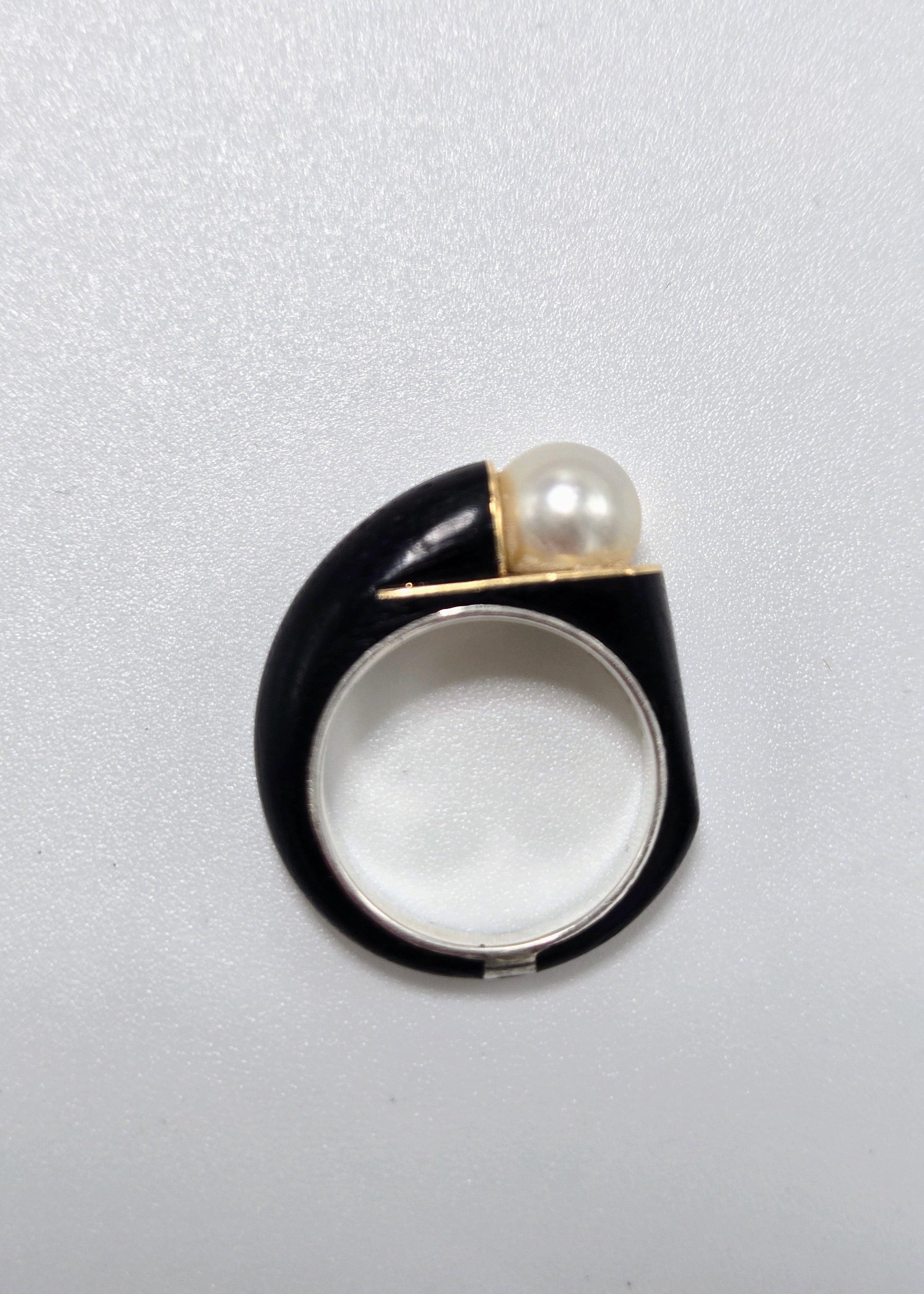 Bague en bois d’ébène, or, argent et perle Akoya – bague design contemporaine