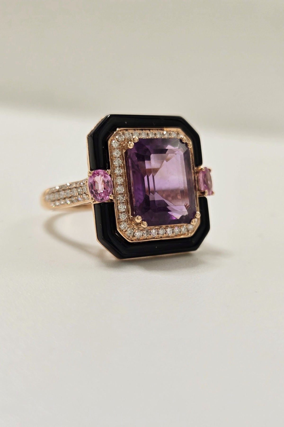 Bague en or rose 18k, améthyste 4,5 ct, onyx, saphirs roses et diamants