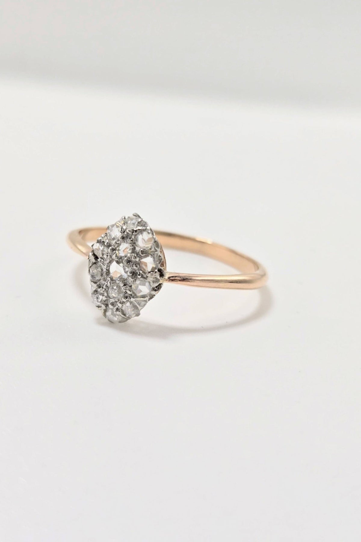 Bague ancienne ovale en or rose 18k sertie de diamants taille rose