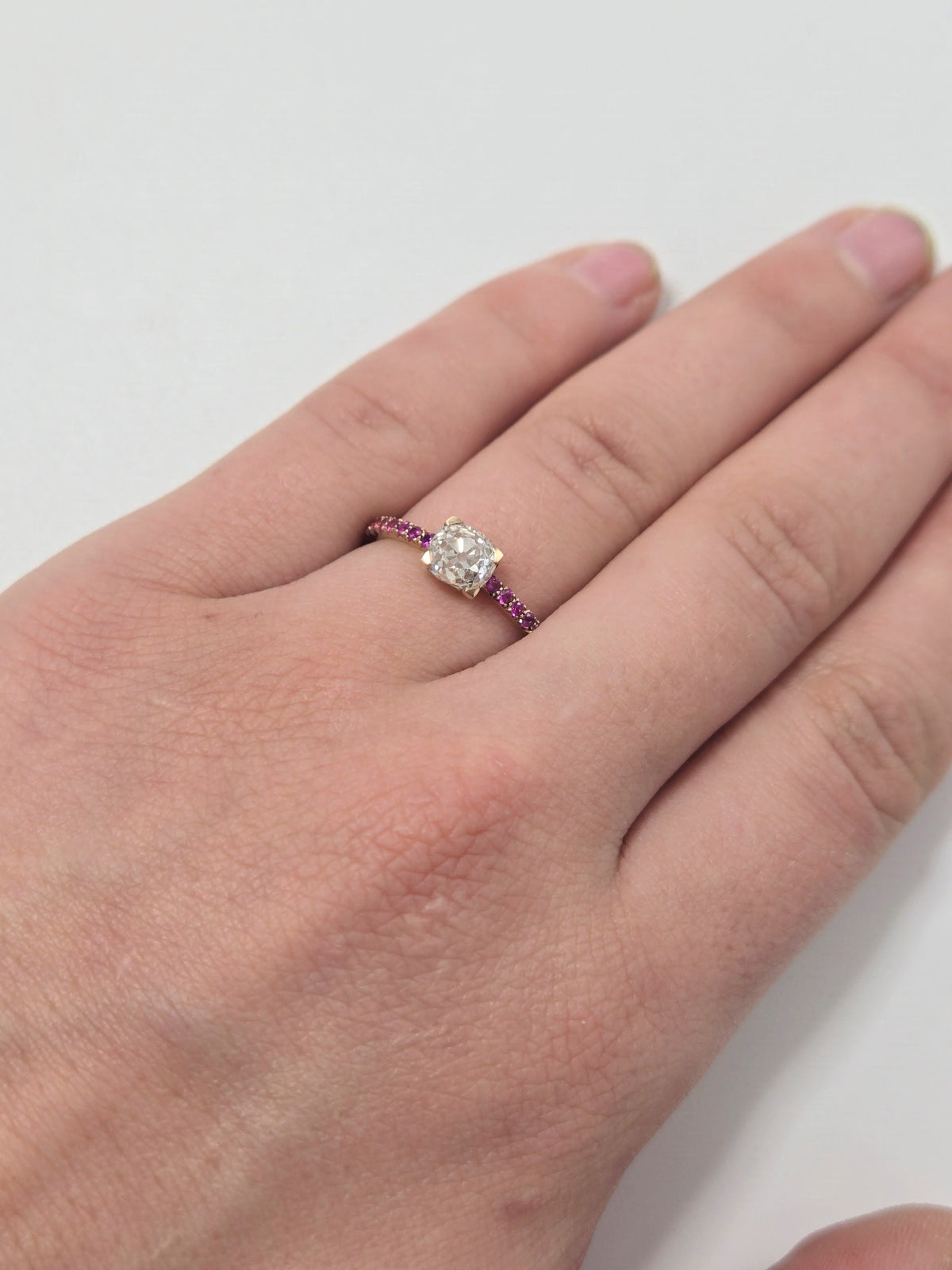 Bague en or jaune 750 millièmes sertie d’un diamant taille ancienne et de rubis