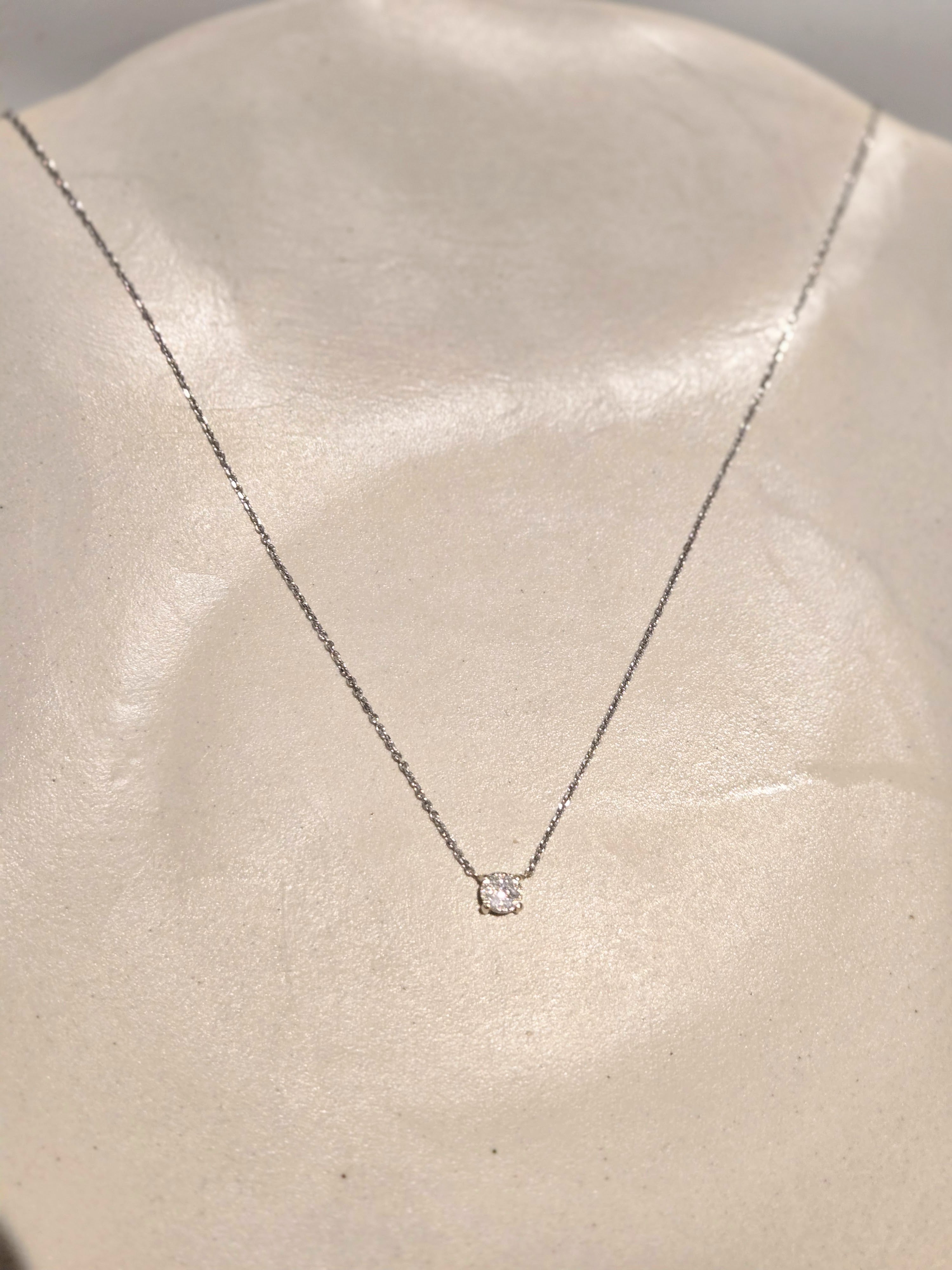 Pendentif en or blanc 750 avec diamants sertis en motif géométrique