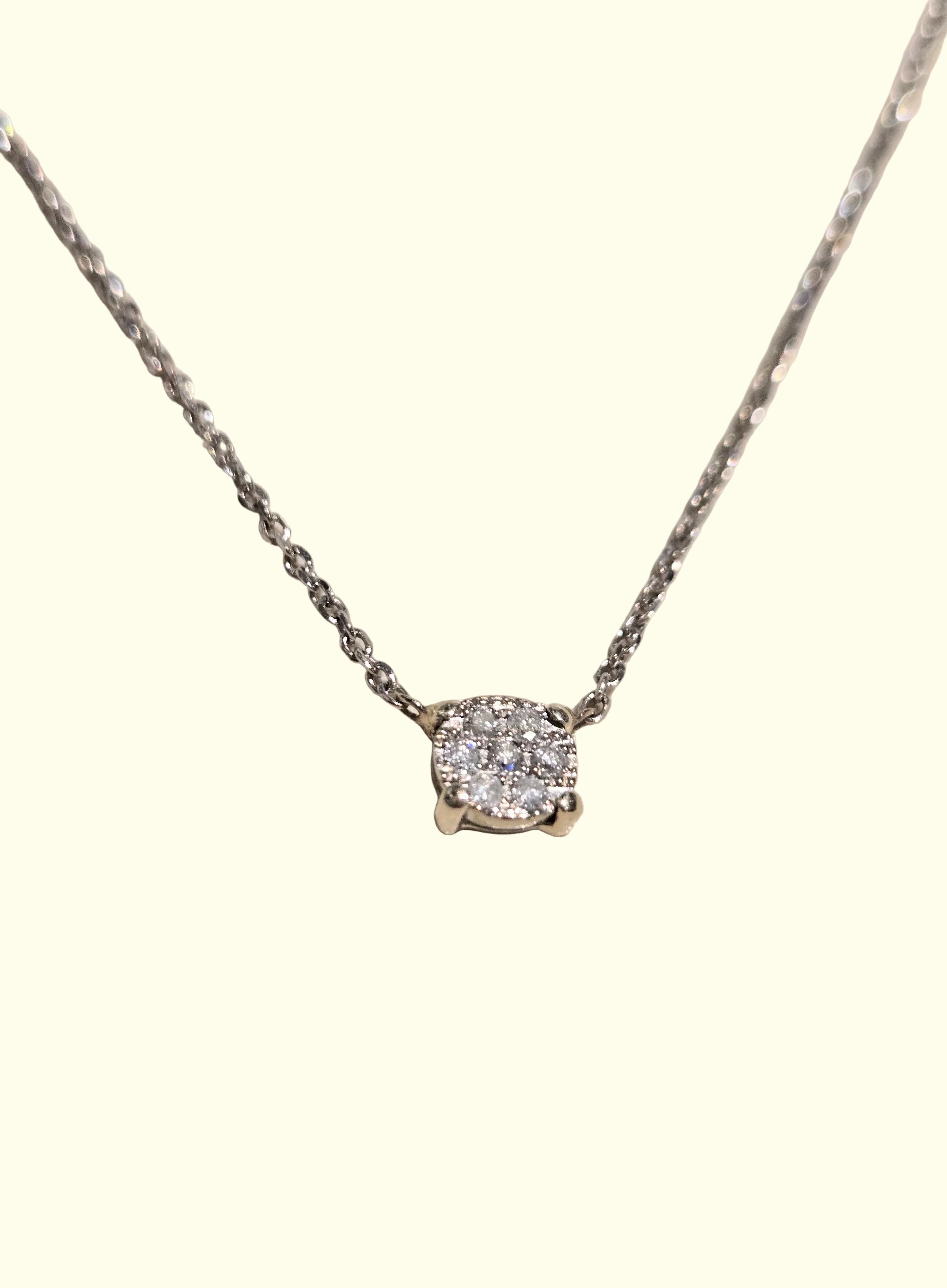 Pendentif en or blanc 750 avec diamants sertis en motif géométrique