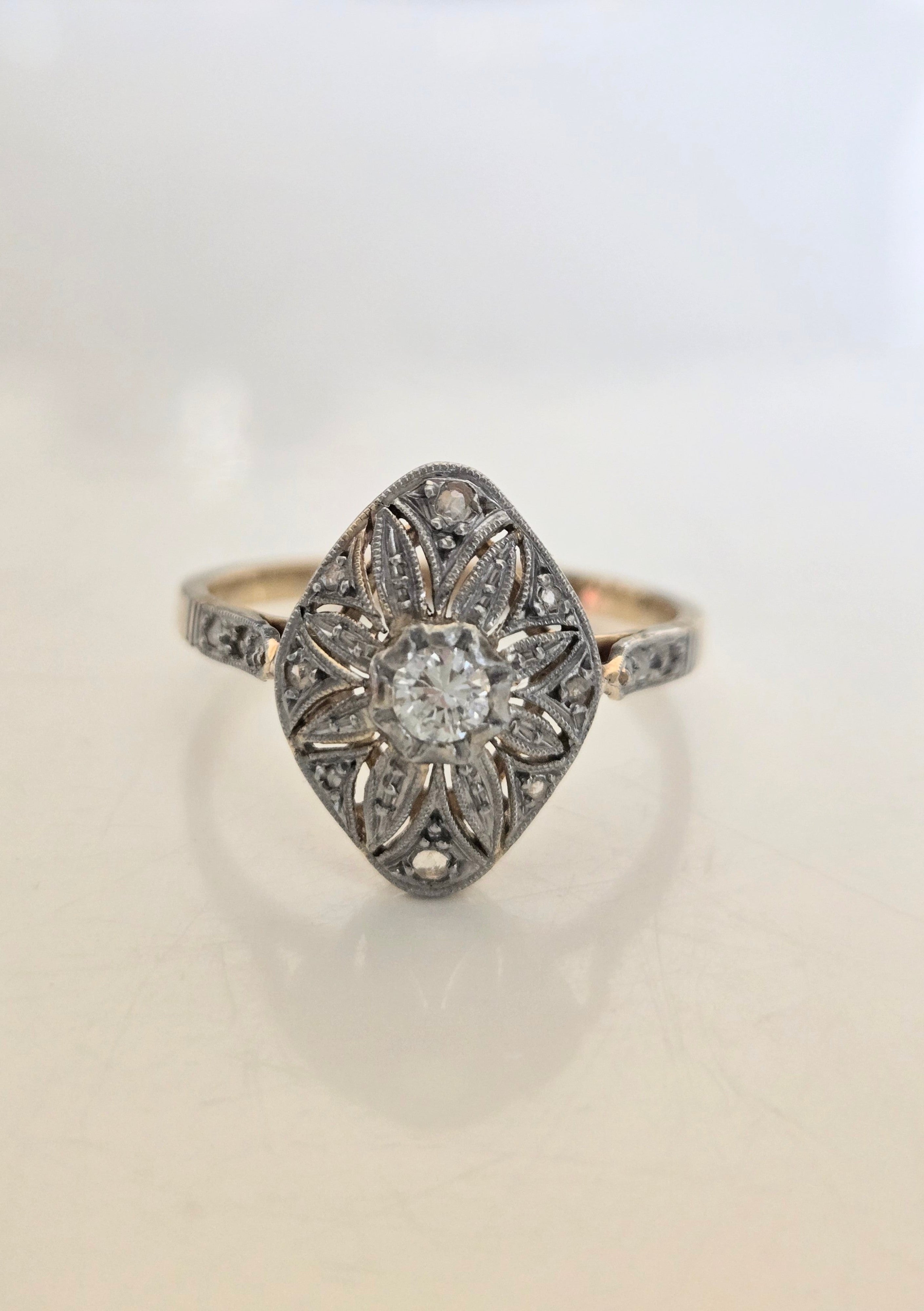 Bague Art Déco en or jaune et platine diamant taille moderne et diamants taille rose