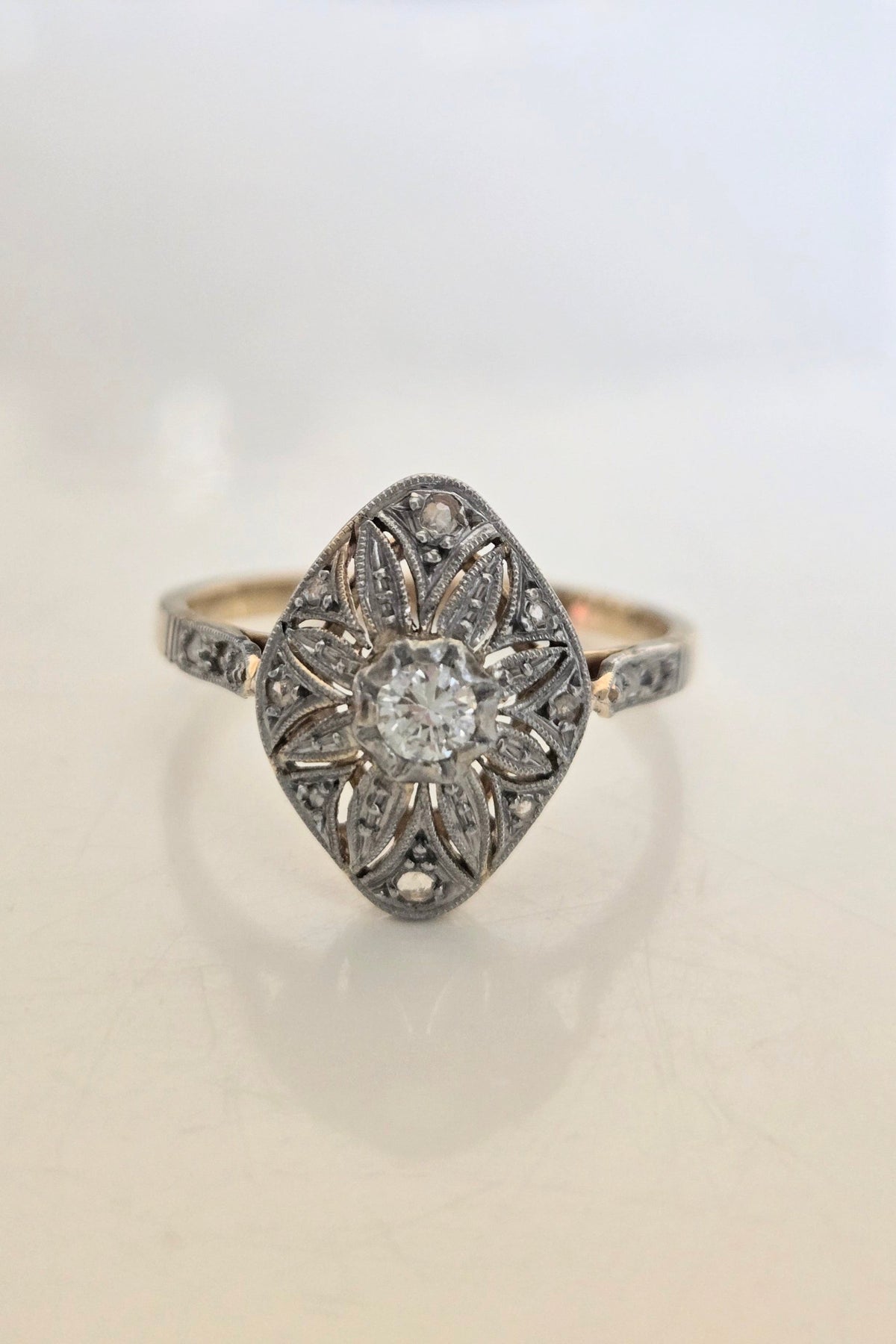 Bague Art Déco en or jaune et platine diamant taille moderne et diamants taille rose