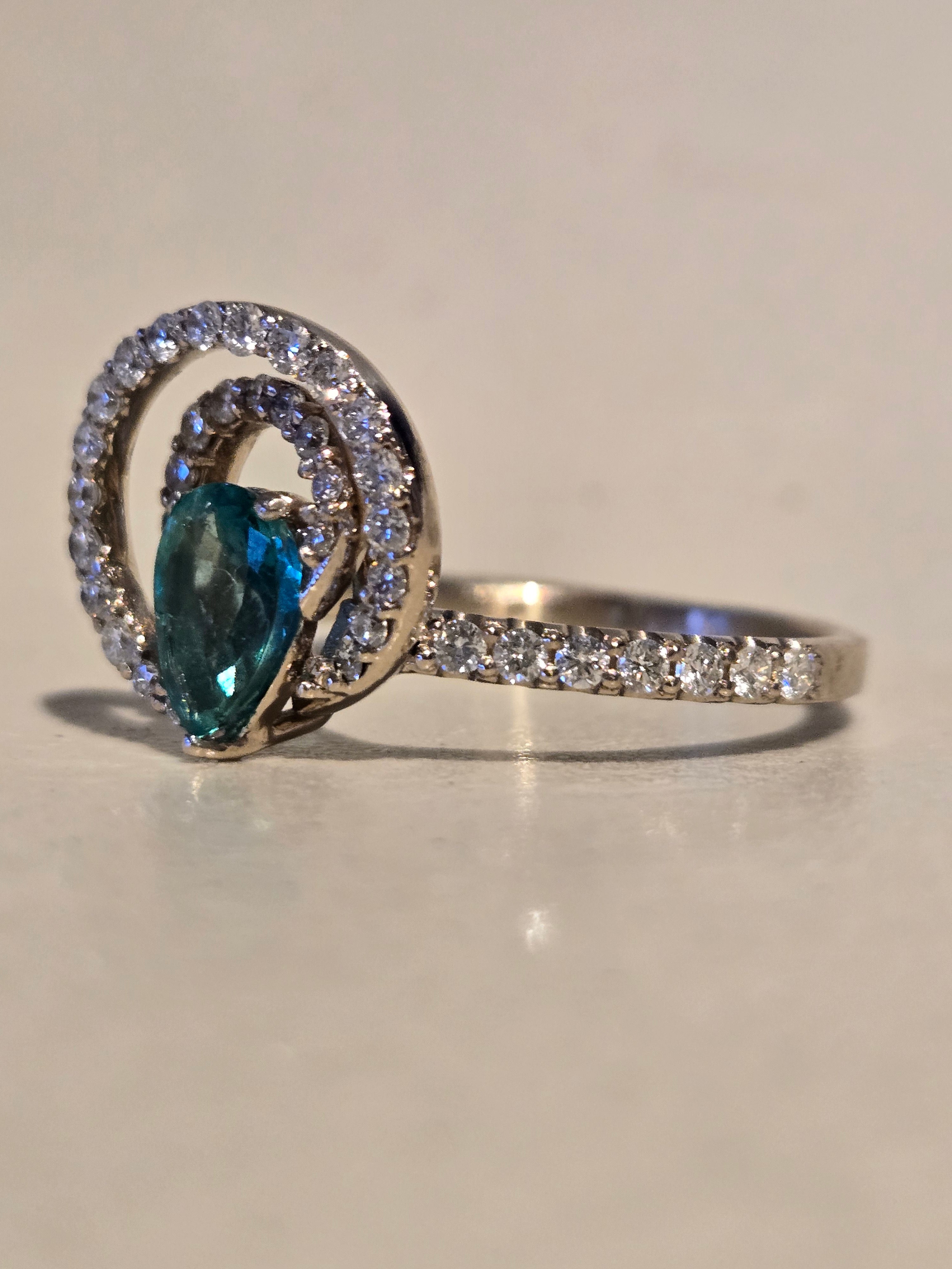 Bague en or blanc 18 k émeraude taille poire et diamants