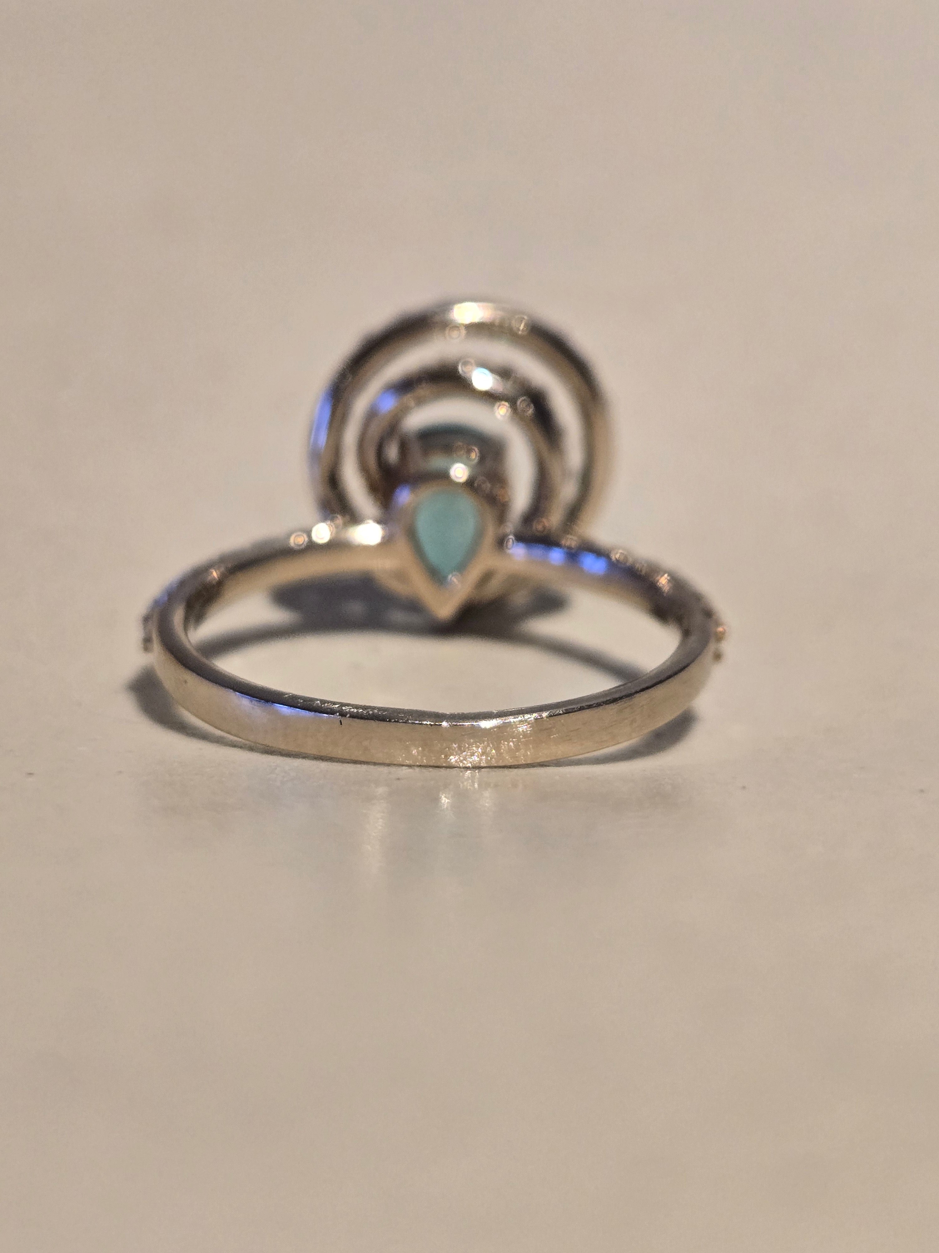 Bague en or blanc 18 k émeraude taille poire et diamants