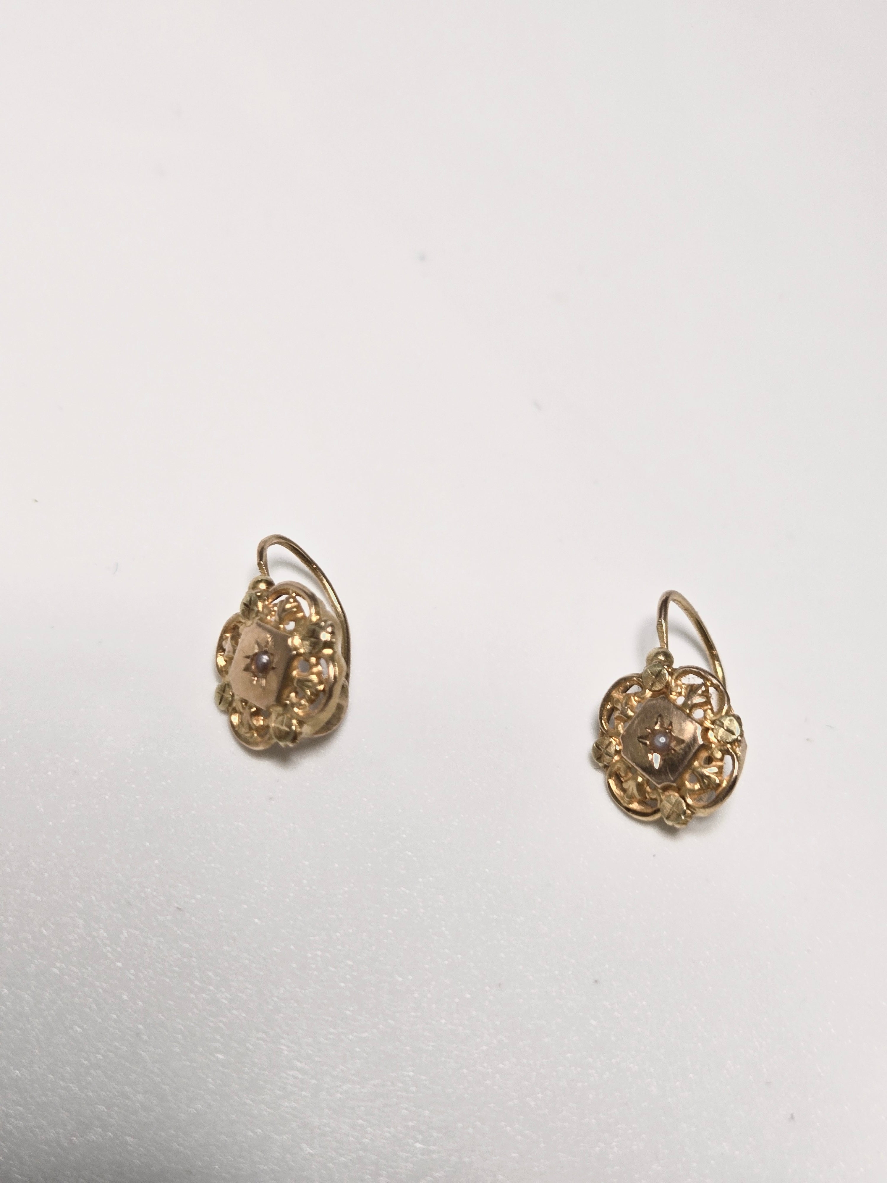 Boucles d’oreilles dormeuses anciennes en or jaune 750‰ et demi-perles fines