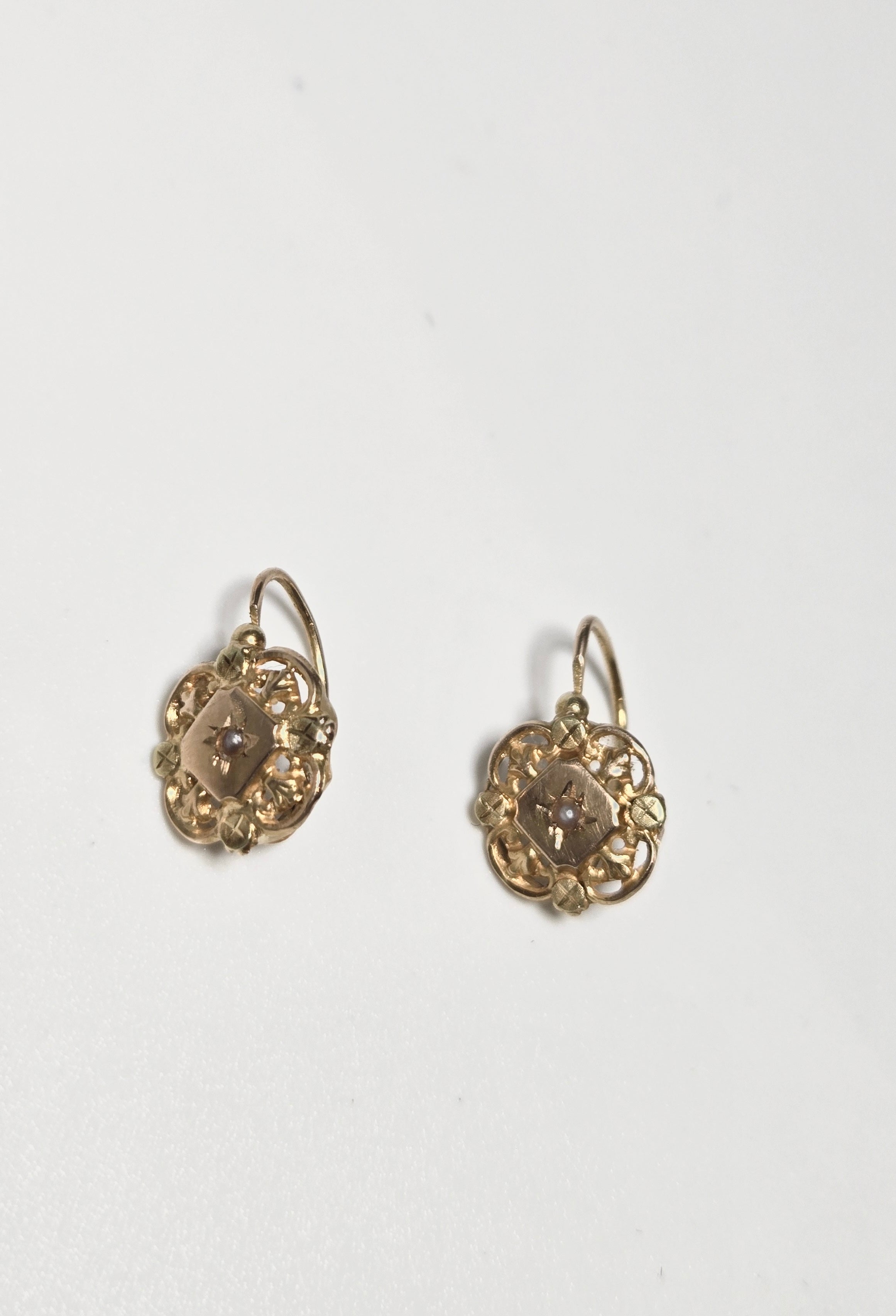 Boucles d’oreilles dormeuses anciennes en or jaune 750‰ et demi-perles fines