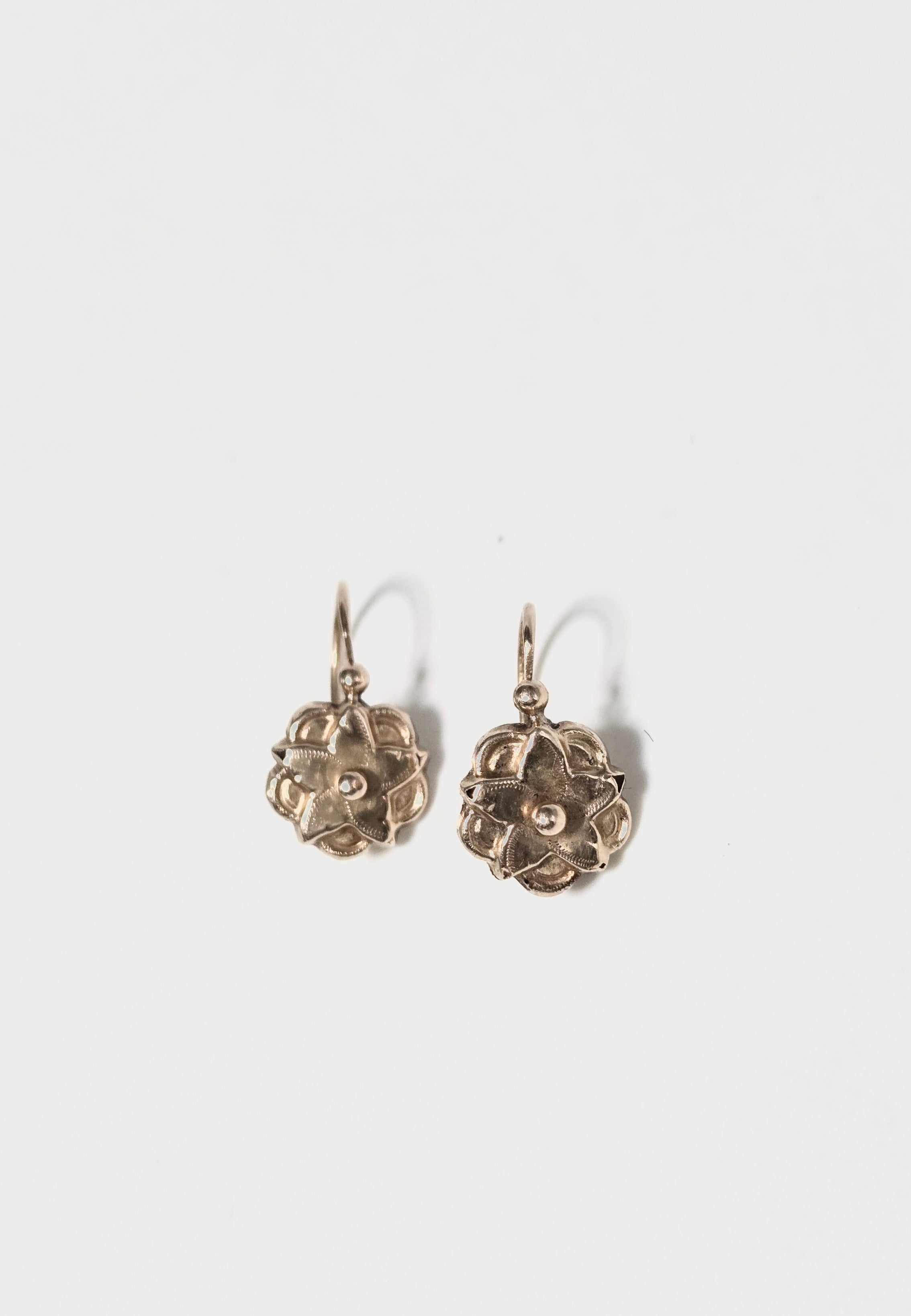 Boucles d’oreilles dormeuses anciennes en or jaune 750‰ à décor floral