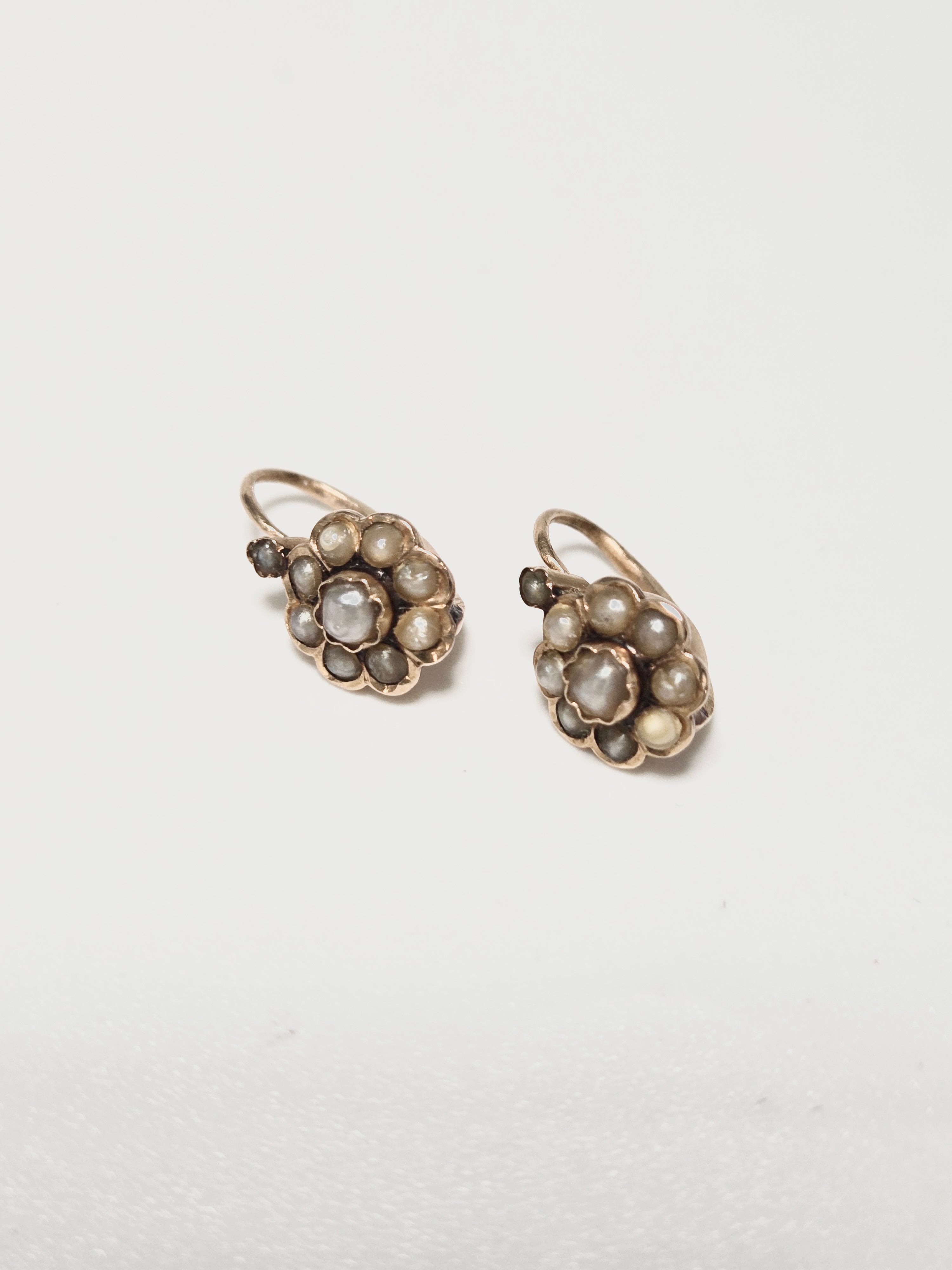 Boucles d’oreilles dormeuses anciennes en or 18 carats décor floral | Bijou ancien