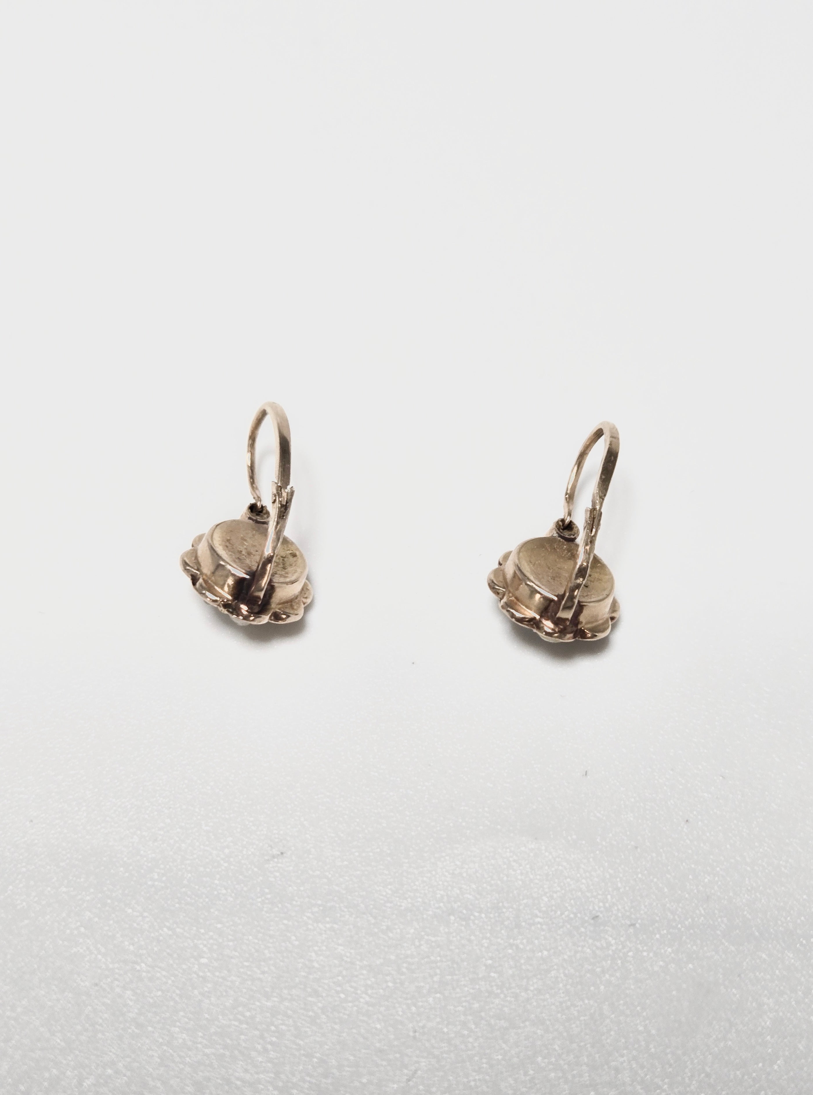 Boucles d’oreilles dormeuses anciennes en or 18 carats décor floral | Bijou ancien