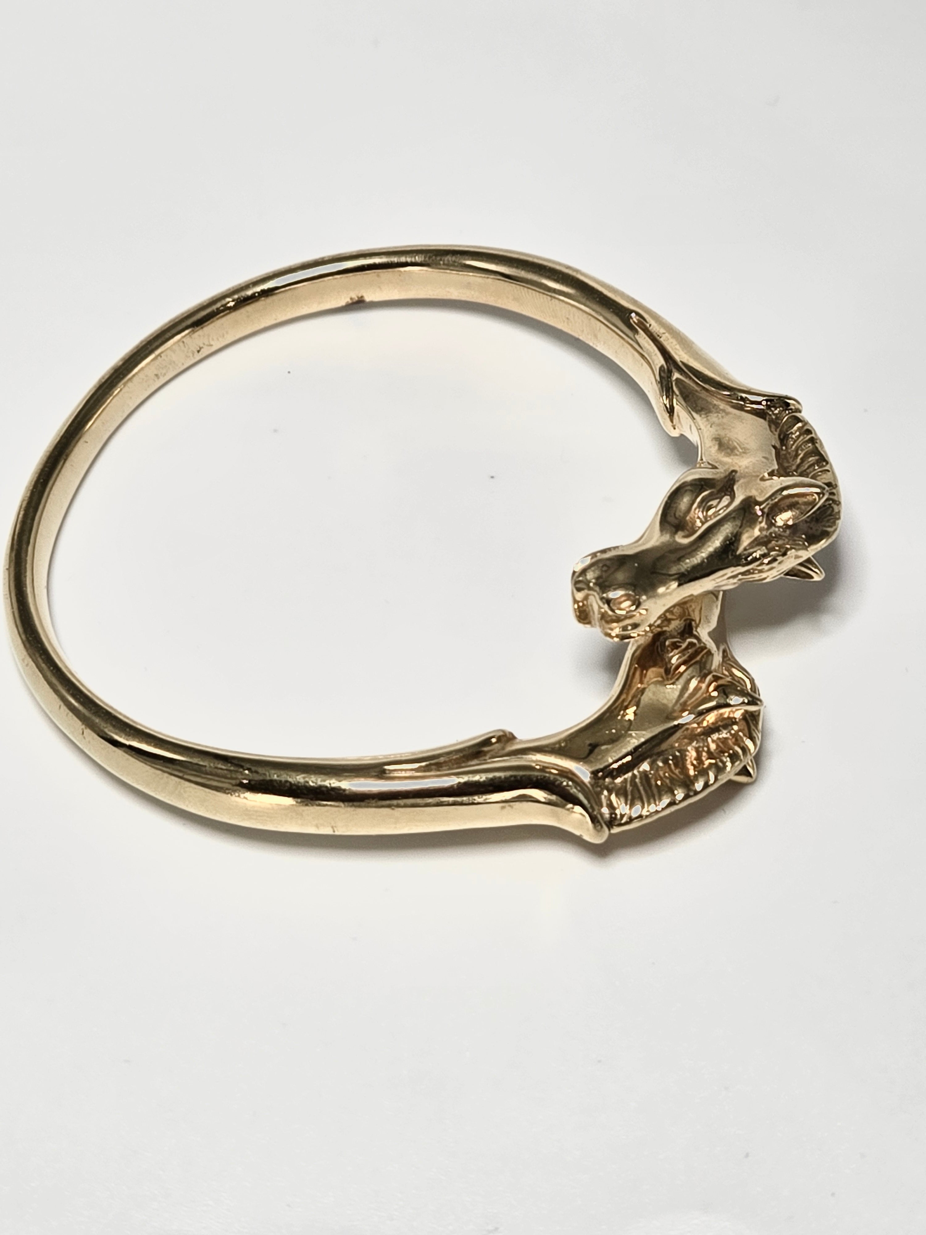 Bracelet jonc Galop Hermès plaqué or à têtes de chevaux – orfèvre Ravinet d’Enfert