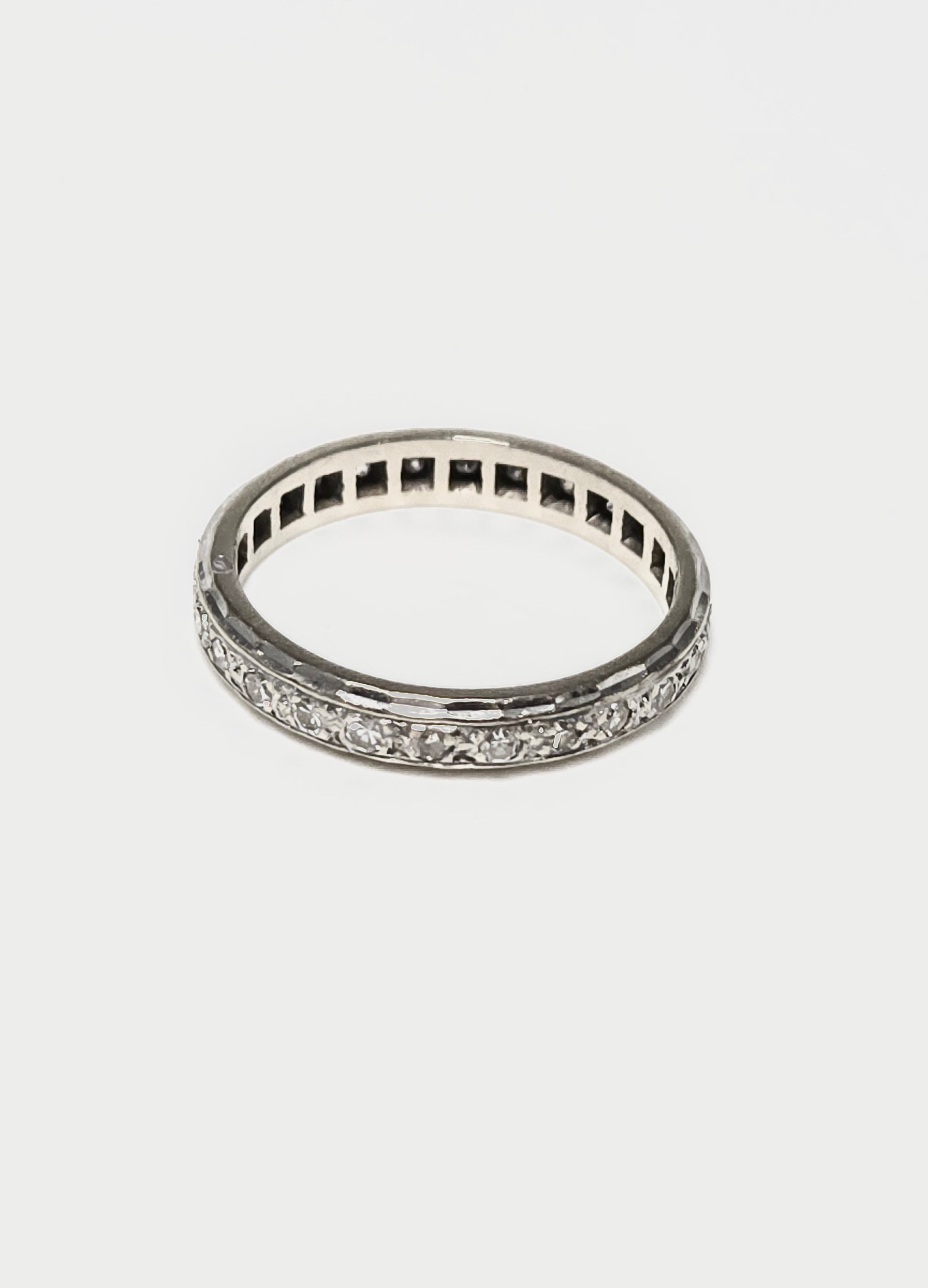 Alliance américaine or gris 750 et diamants 8x8 – 26 diamants, taille 57
