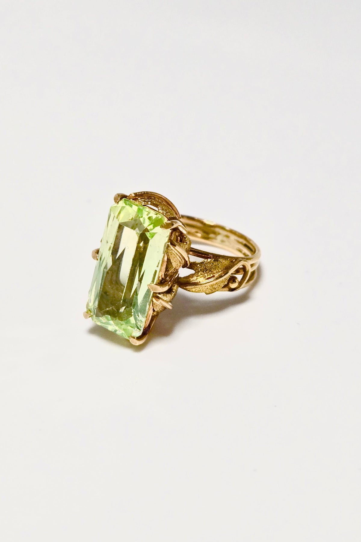 Bague ancienne en or 750 millièmes et tsavorite verte