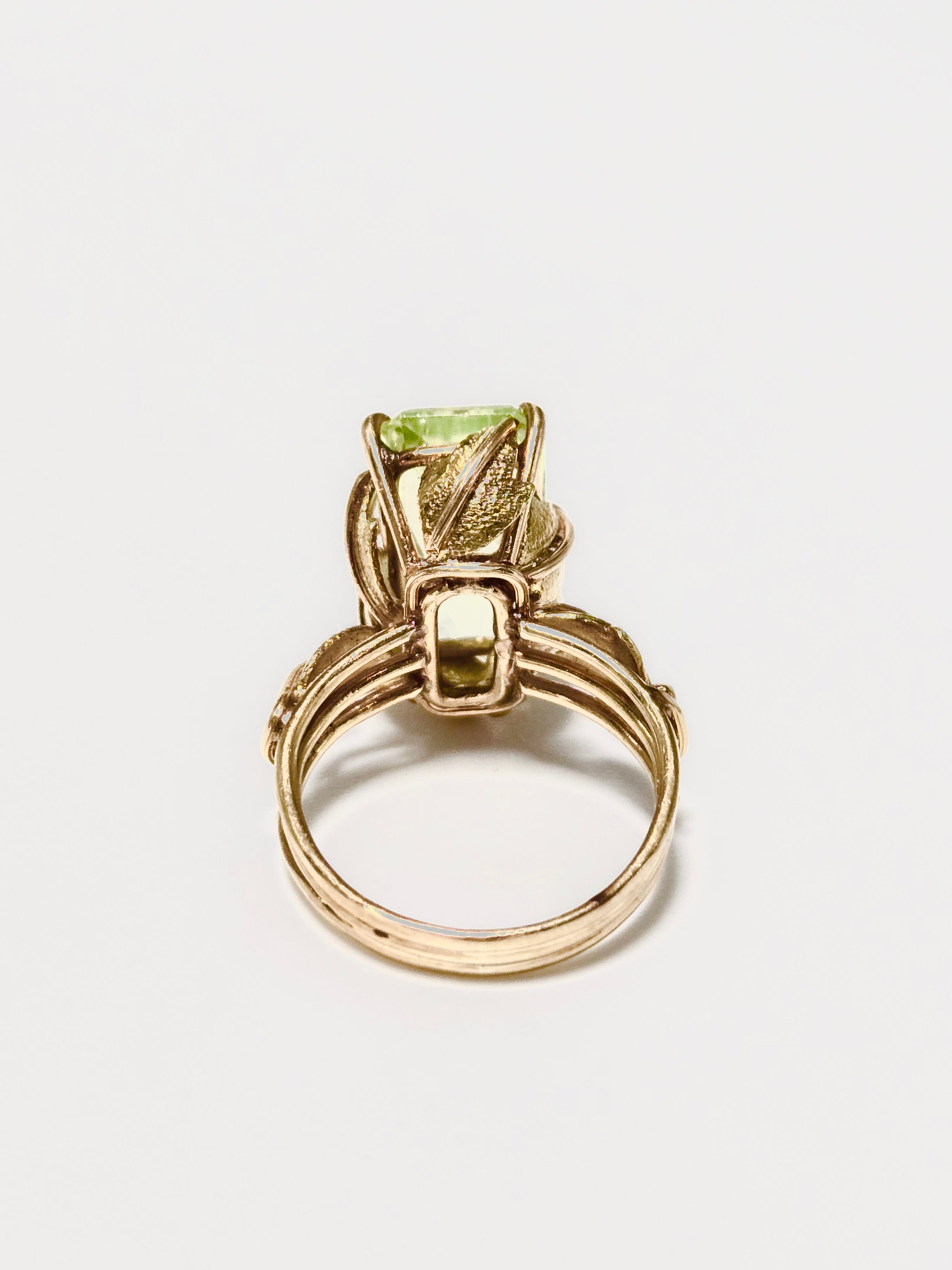 Bague ancienne en or 750 millièmes et tsavorite verte