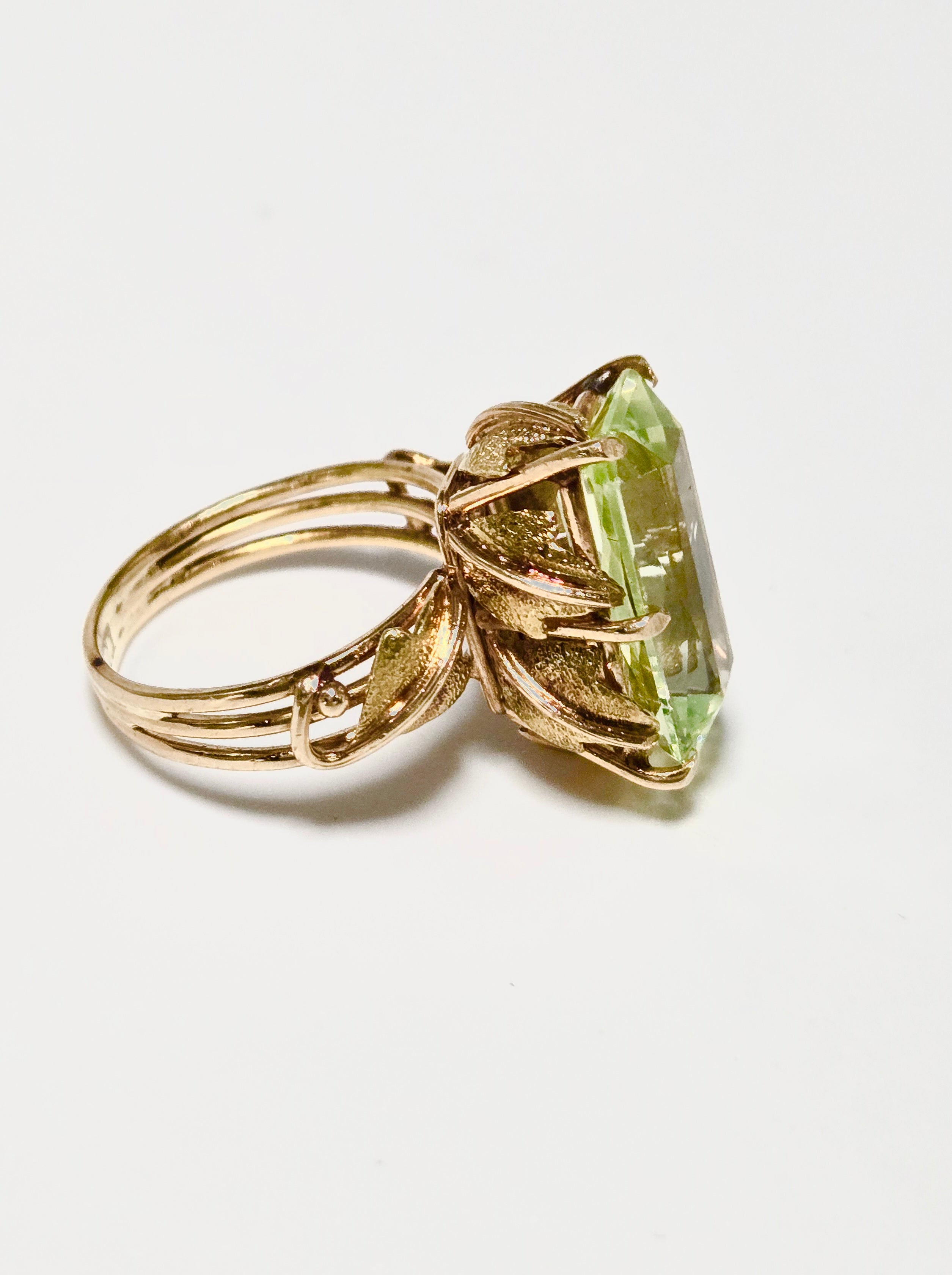Bague ancienne en or 750 millièmes et tsavorite verte