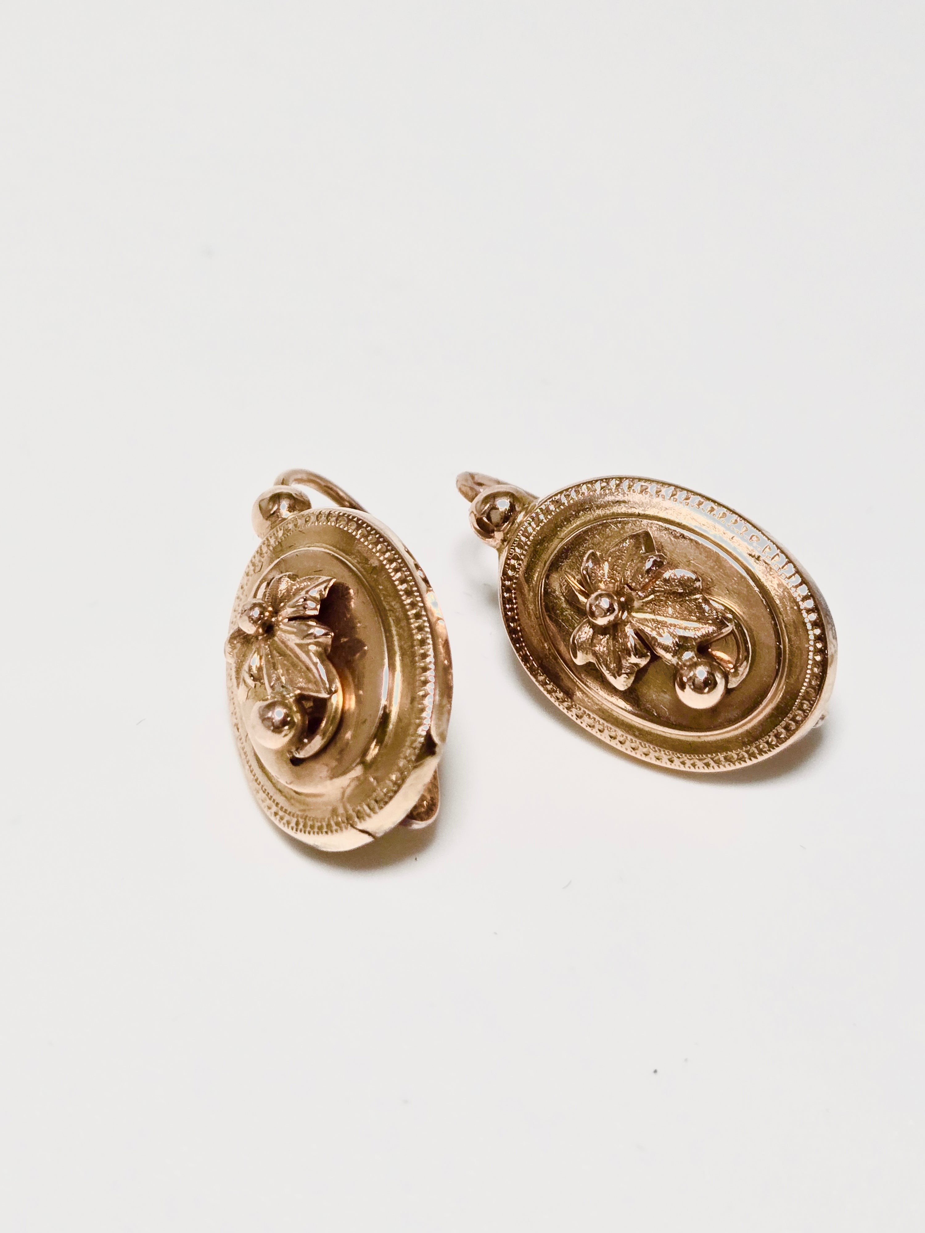 Dormeuses ovales en or 750 à motif de lierre – boucles d’oreilles anciennes symboliques