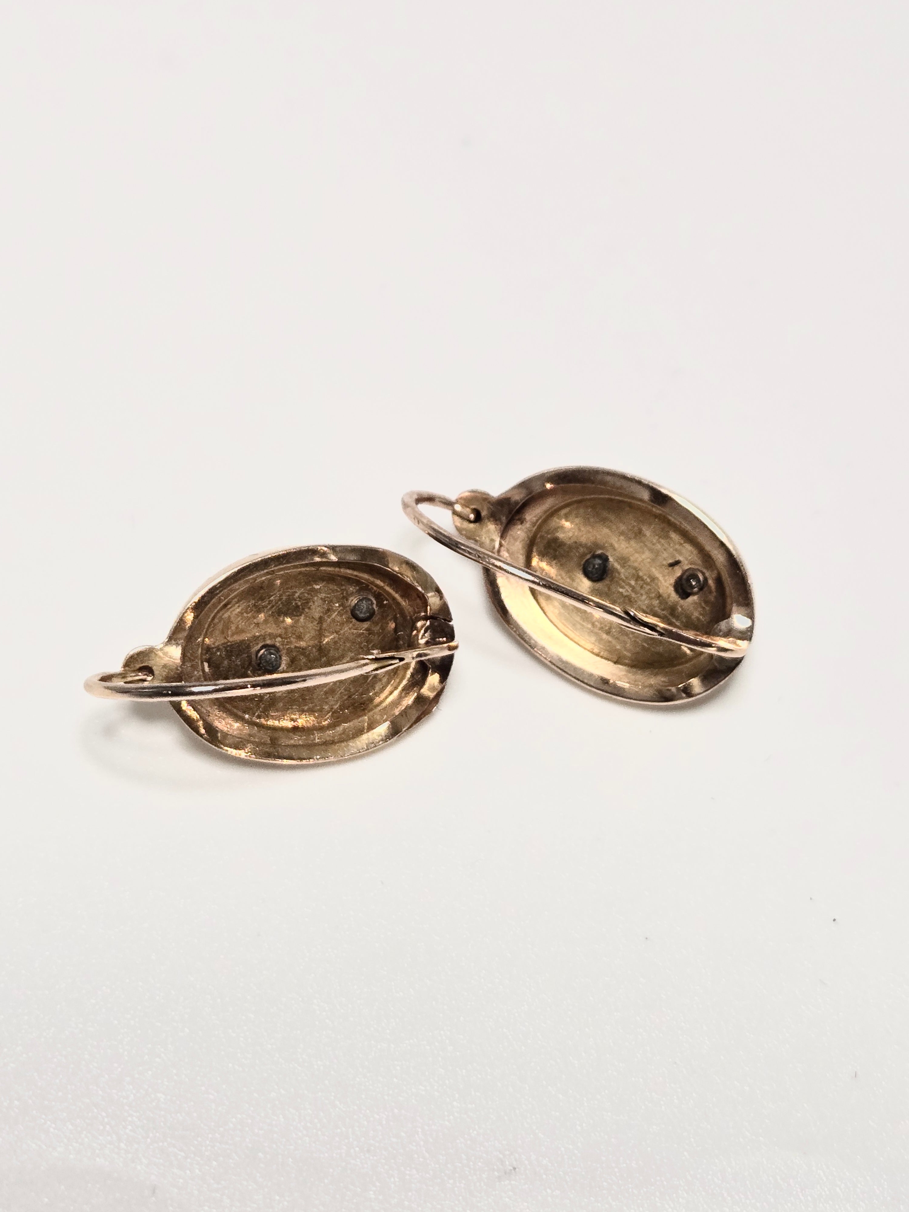Dormeuses ovales en or 750 à motif de lierre – boucles d’oreilles anciennes symboliques