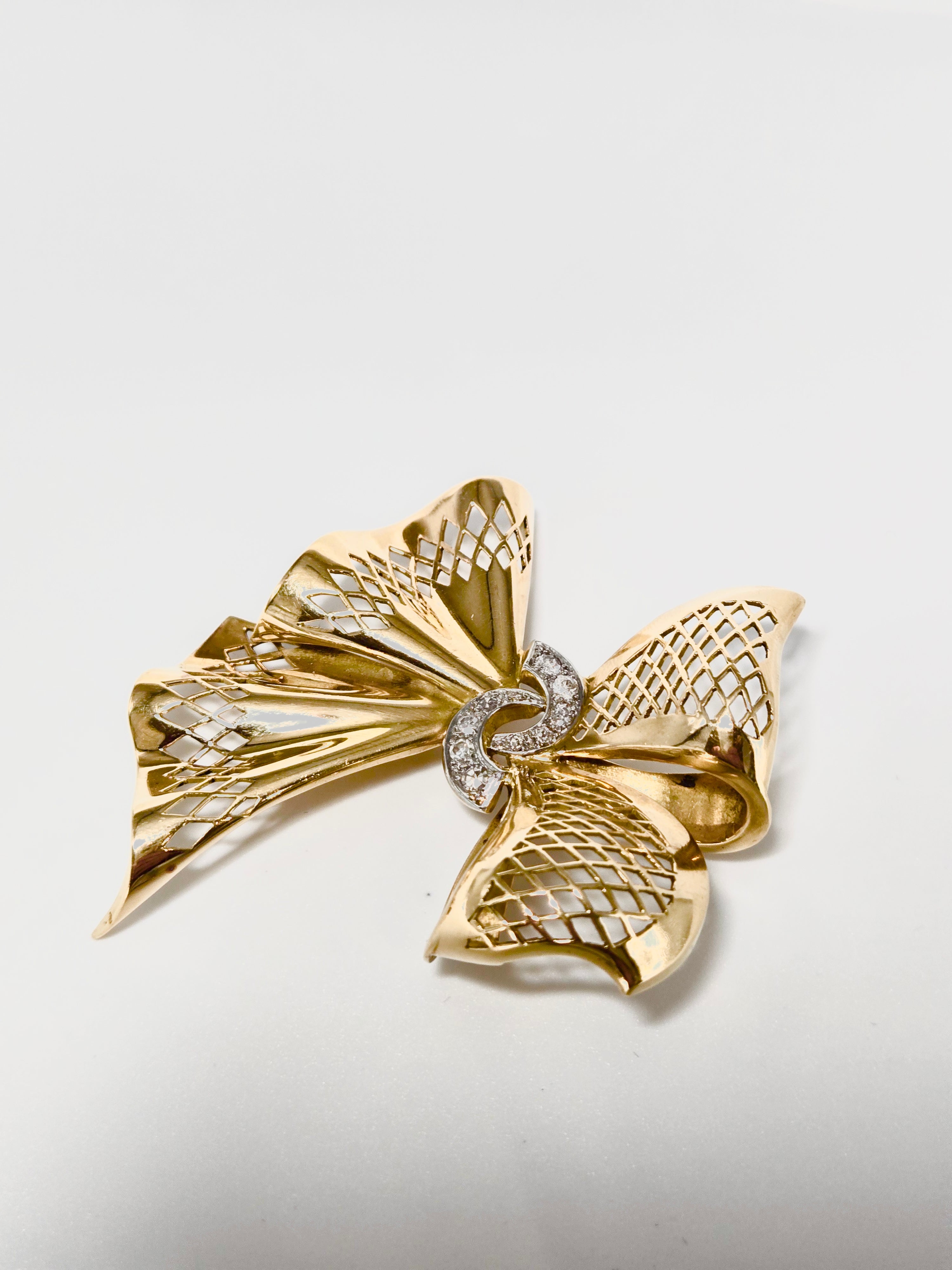 Broche nœud en or jaune 750 millièmes et diamants taille ancienne années 50