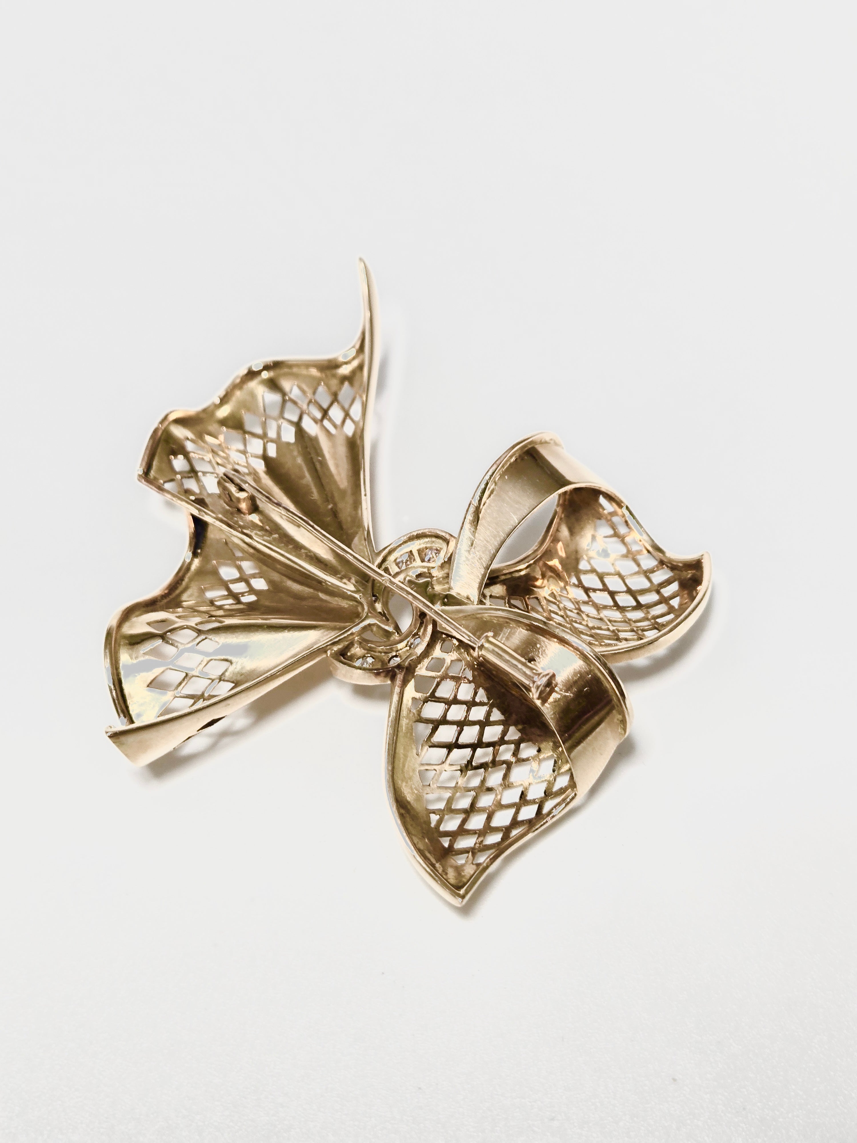 Broche nœud en or jaune 750 millièmes et diamants taille ancienne années 50