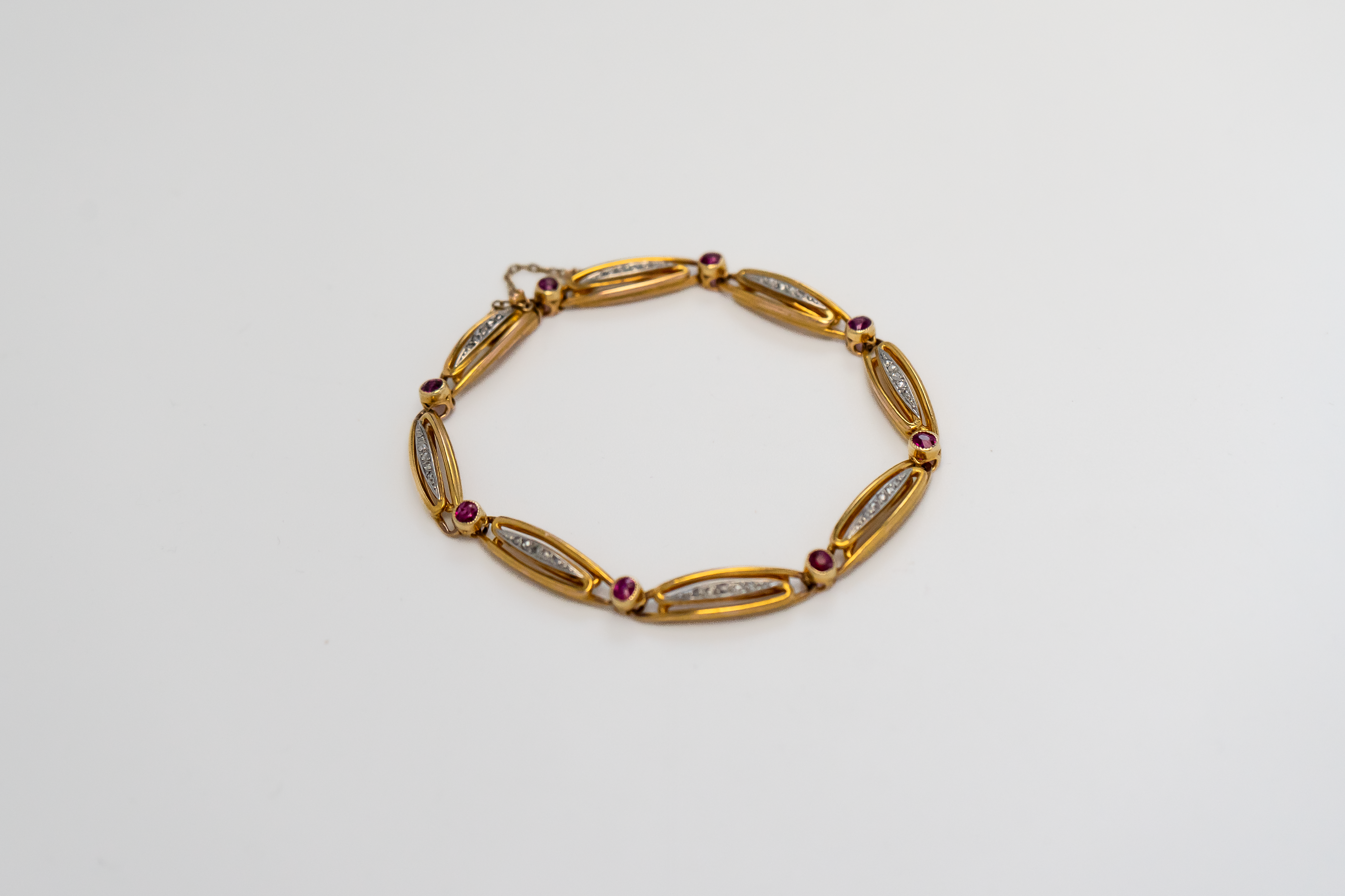 Bracelet en or 18k, grenats et diamants taille rose – Fermoir dissimulé