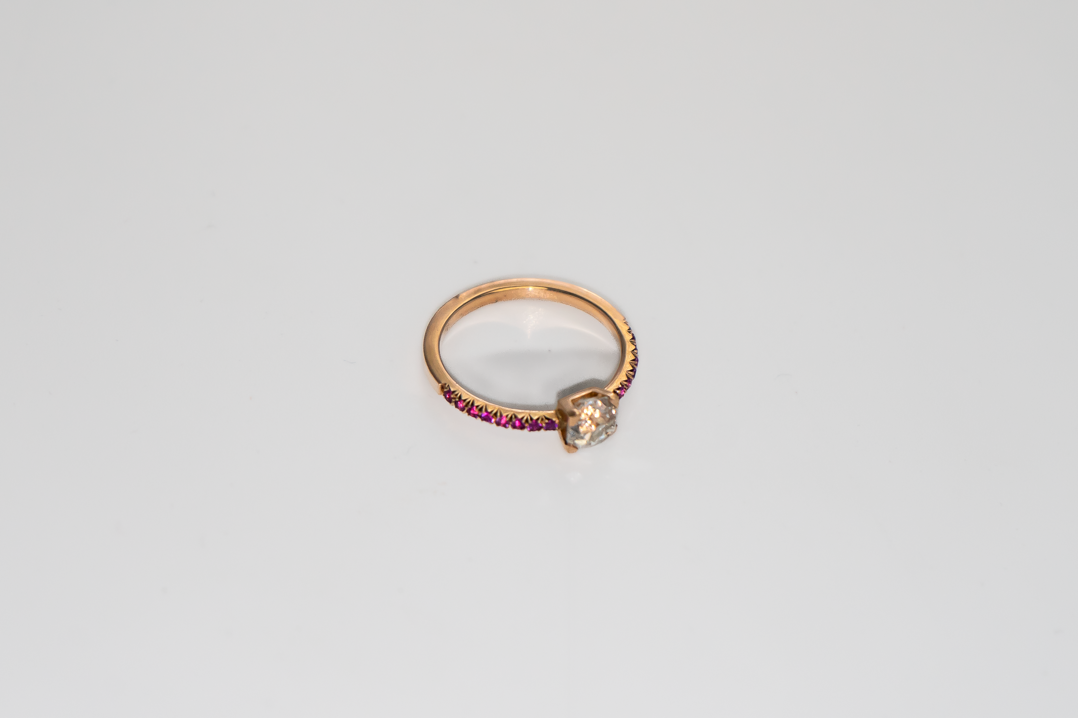Bague en or jaune 750 millièmes sertie d’un diamant taille ancienne et de rubis