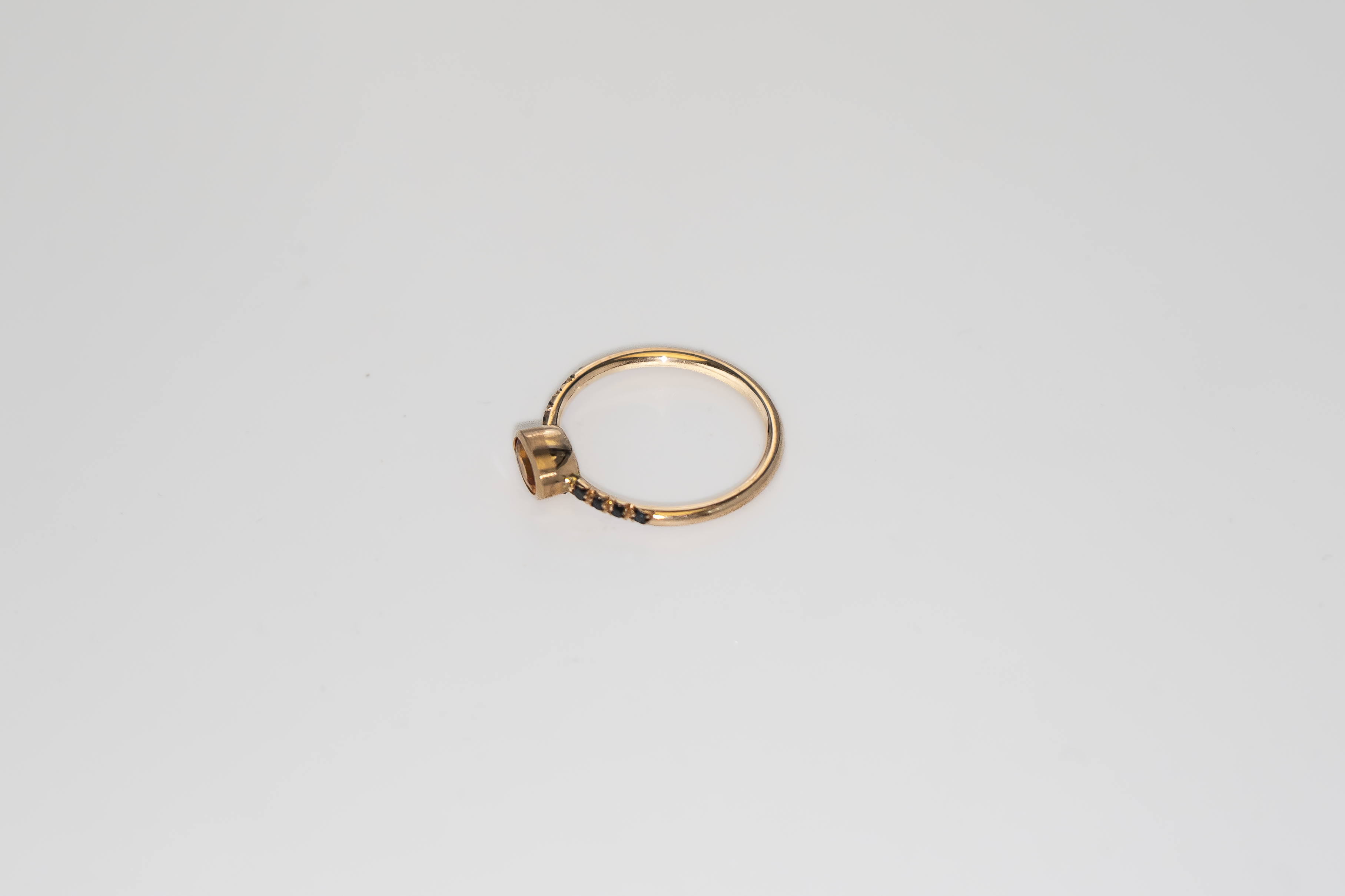 Bague or jaune 750 millièmes saphir jaune et diamants noirs