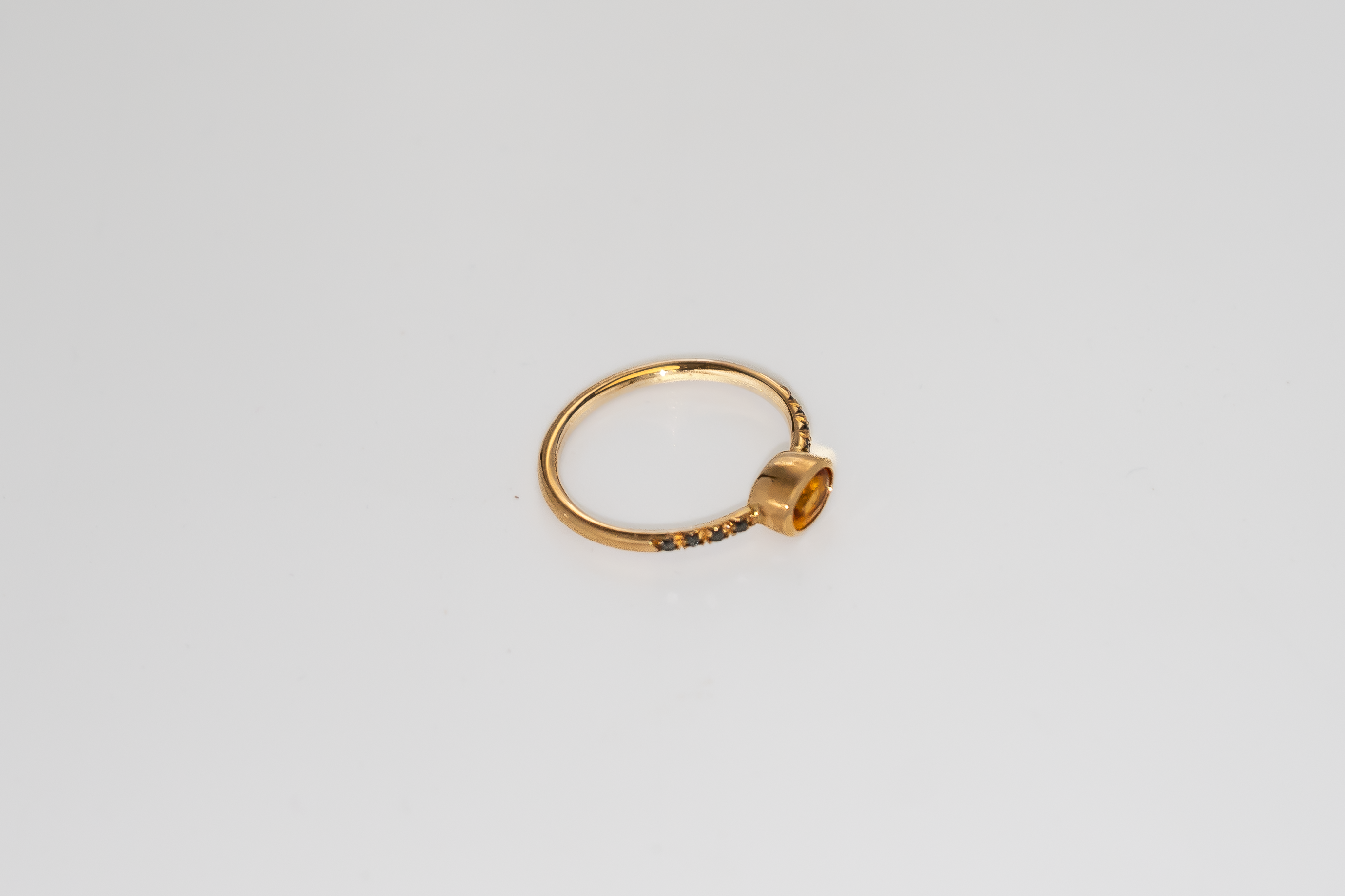 Bague or jaune 750 millièmes saphir jaune et diamants noirs