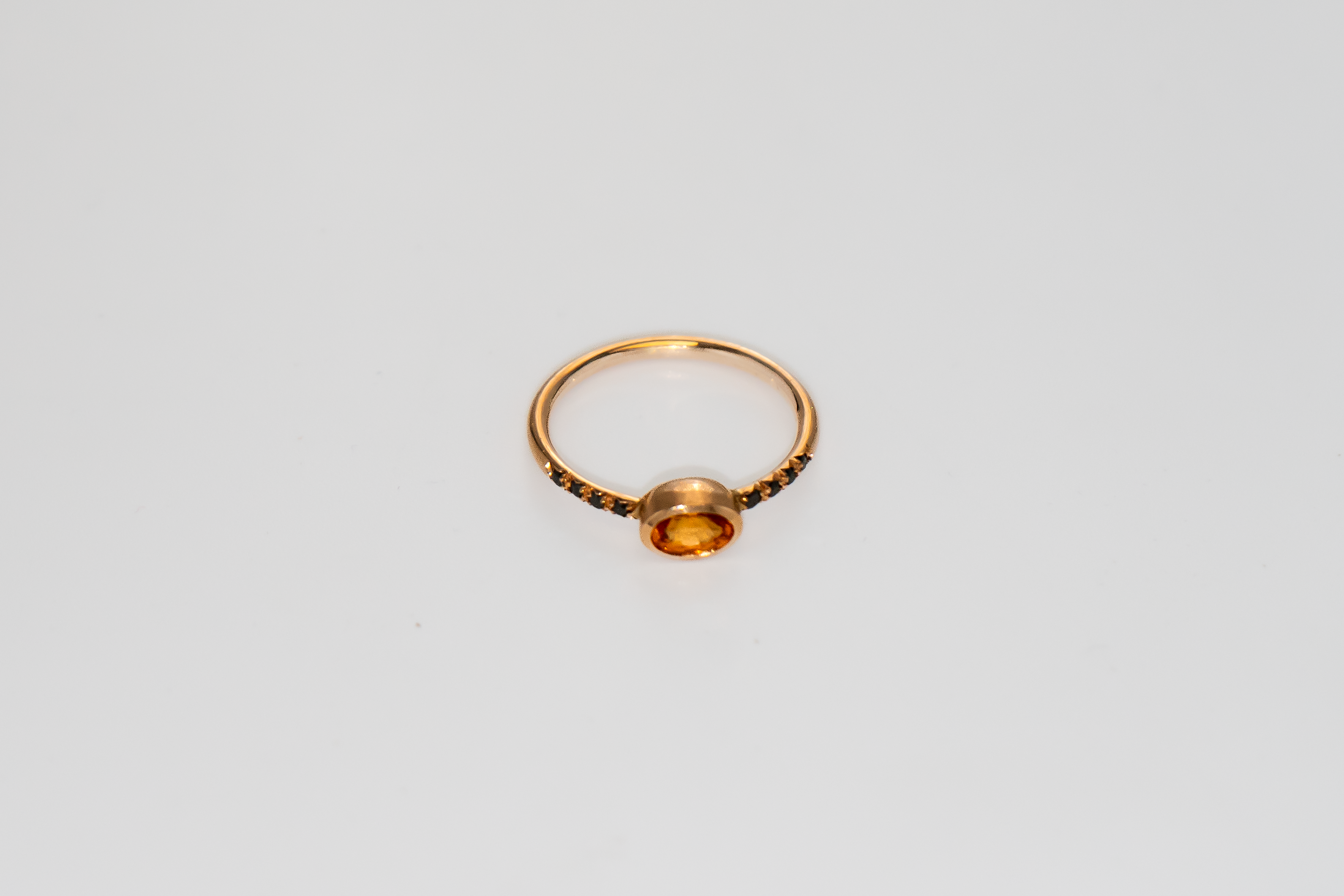 Bague or jaune 750 millièmes saphir jaune et diamants noirs