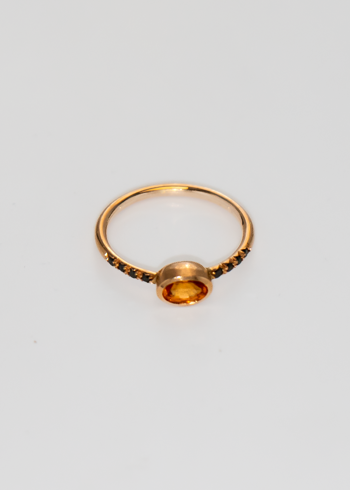 Bague or jaune 750 millièmes saphir jaune et diamants noirs