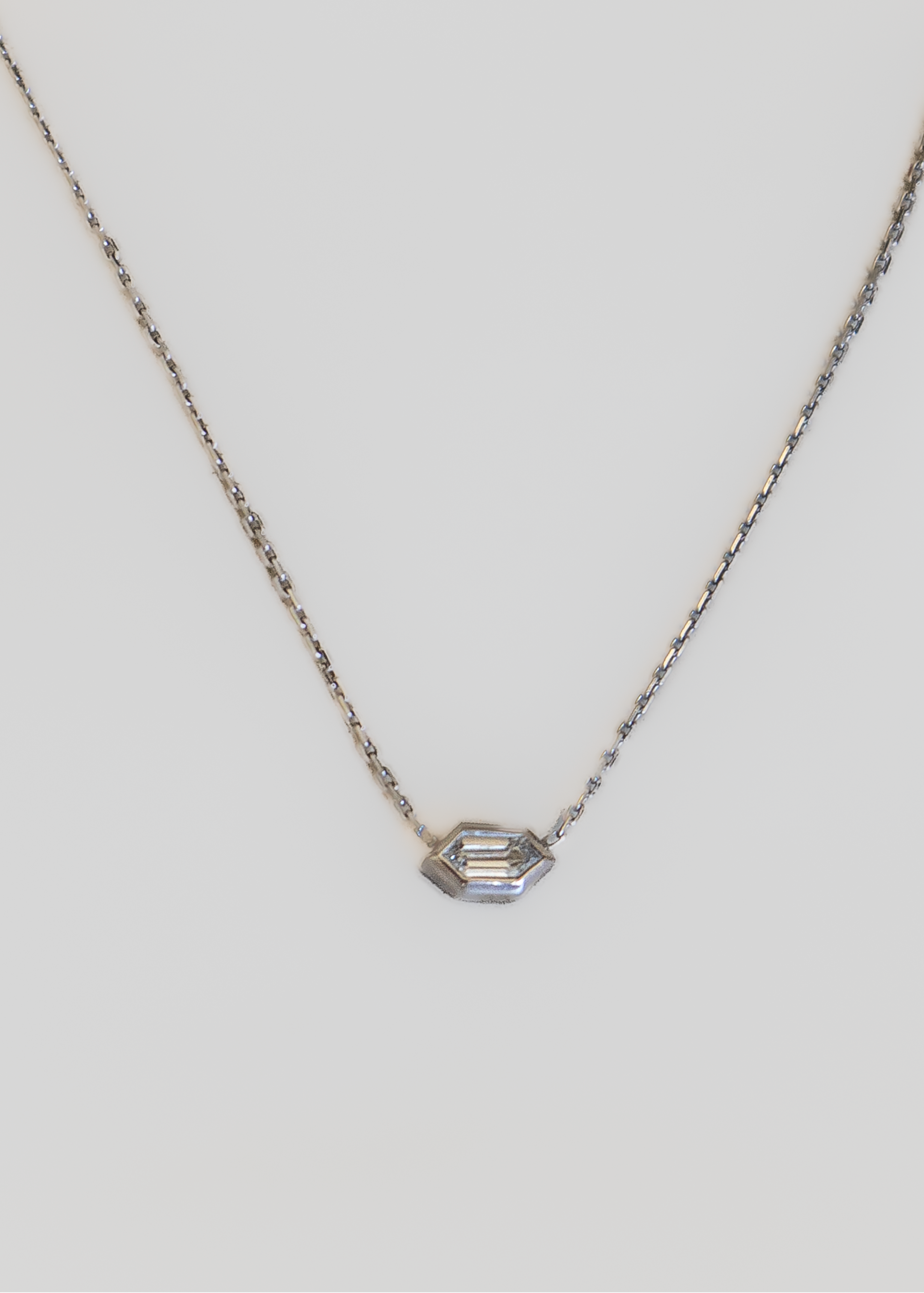 Pendentif en or gris et diamant de 0,15 ct