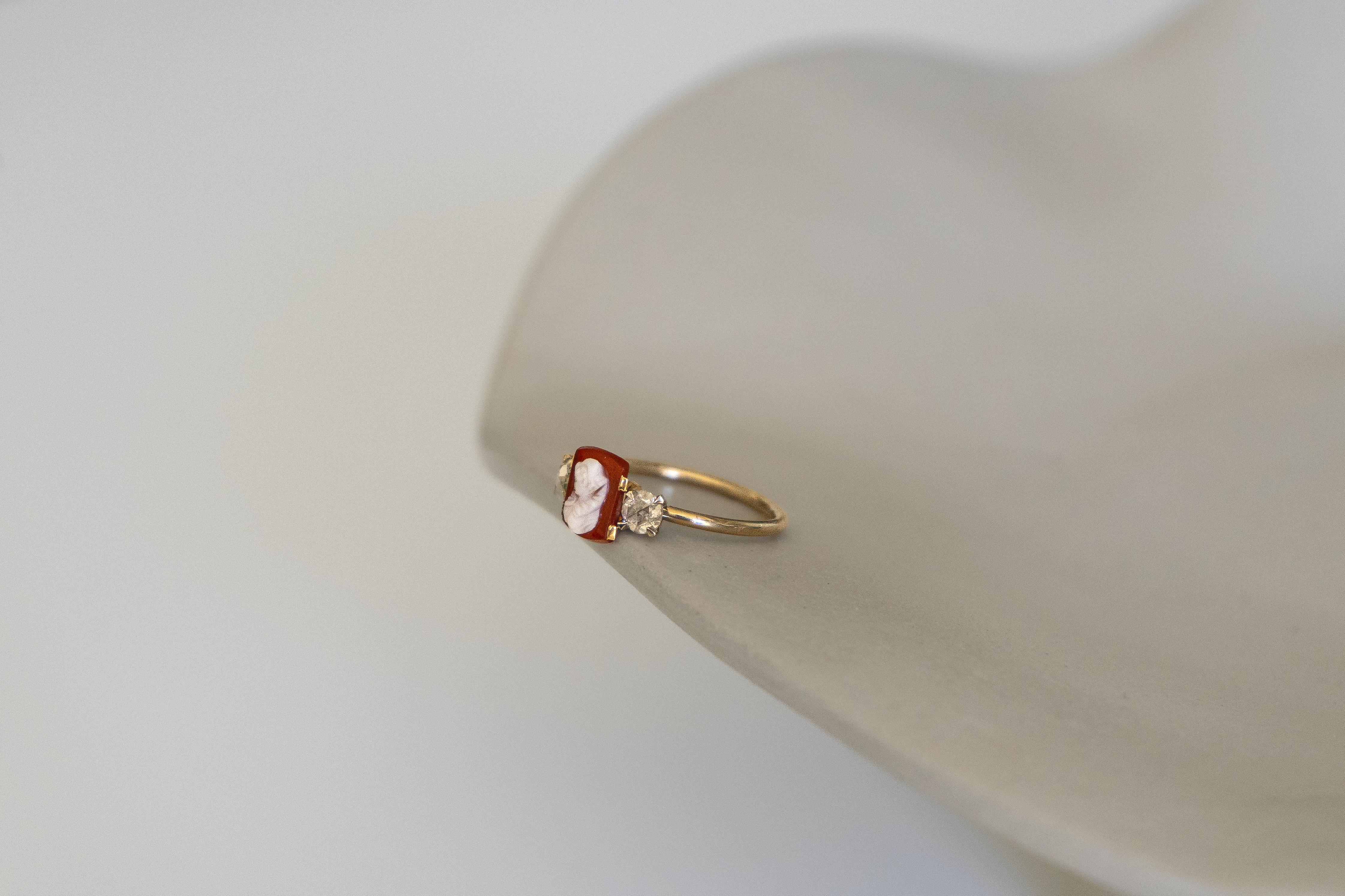 Bague ancienne camée rouge et diamants taille ancienne en or 18 carats
