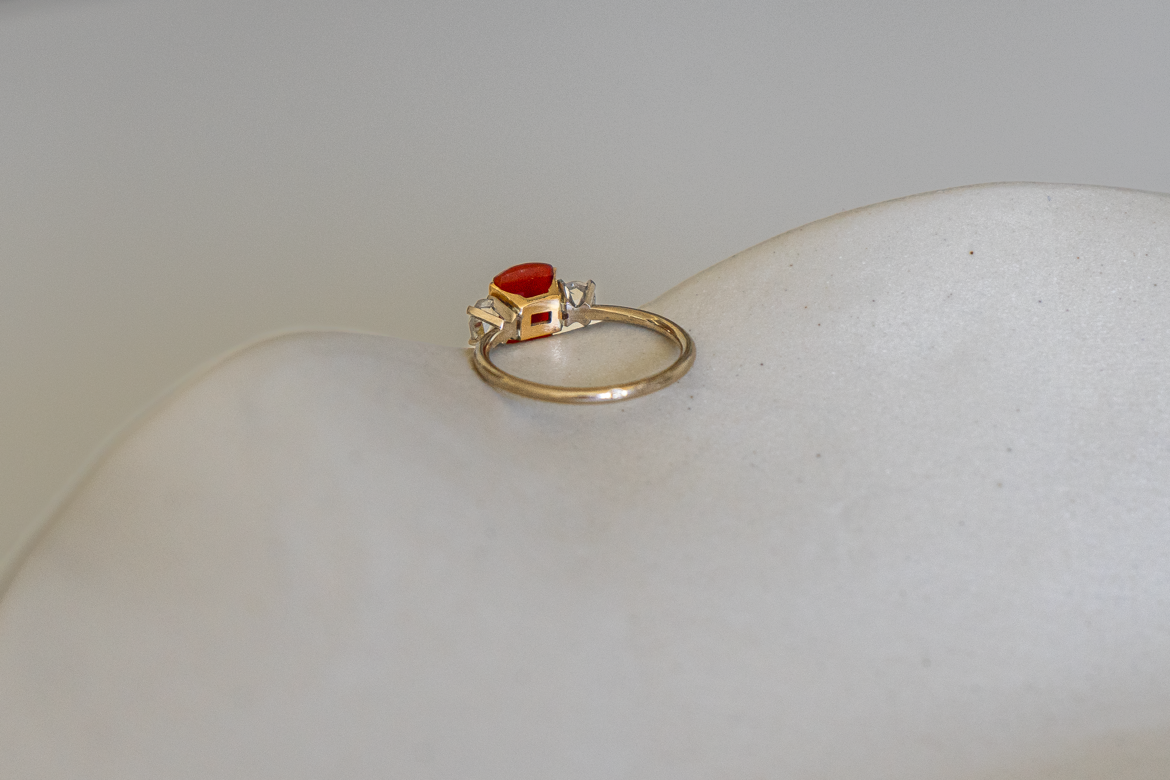 Bague ancienne camée rouge et diamants taille ancienne en or 18 carats