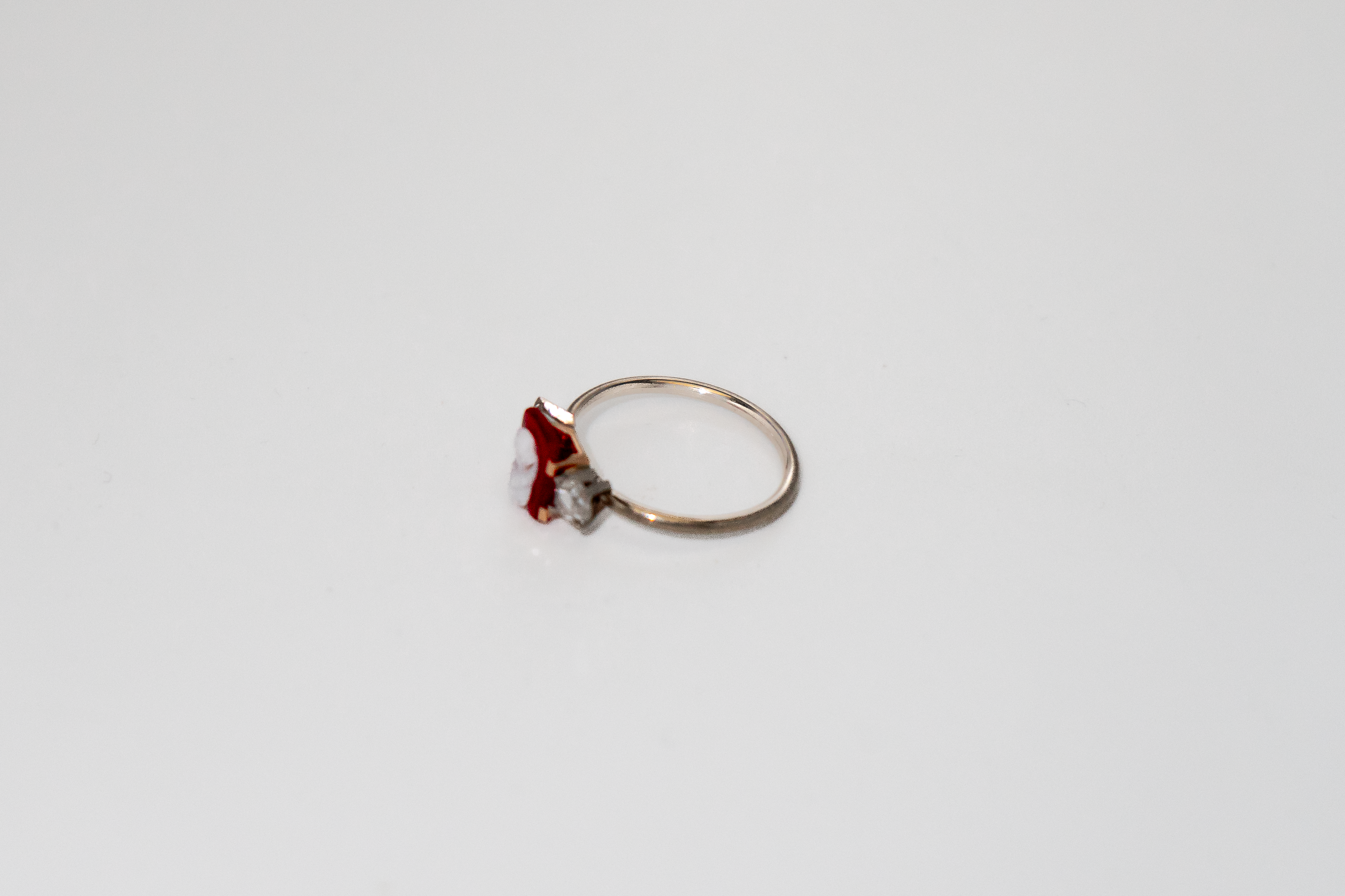 Bague ancienne camée rouge et diamants taille ancienne en or 18 carats