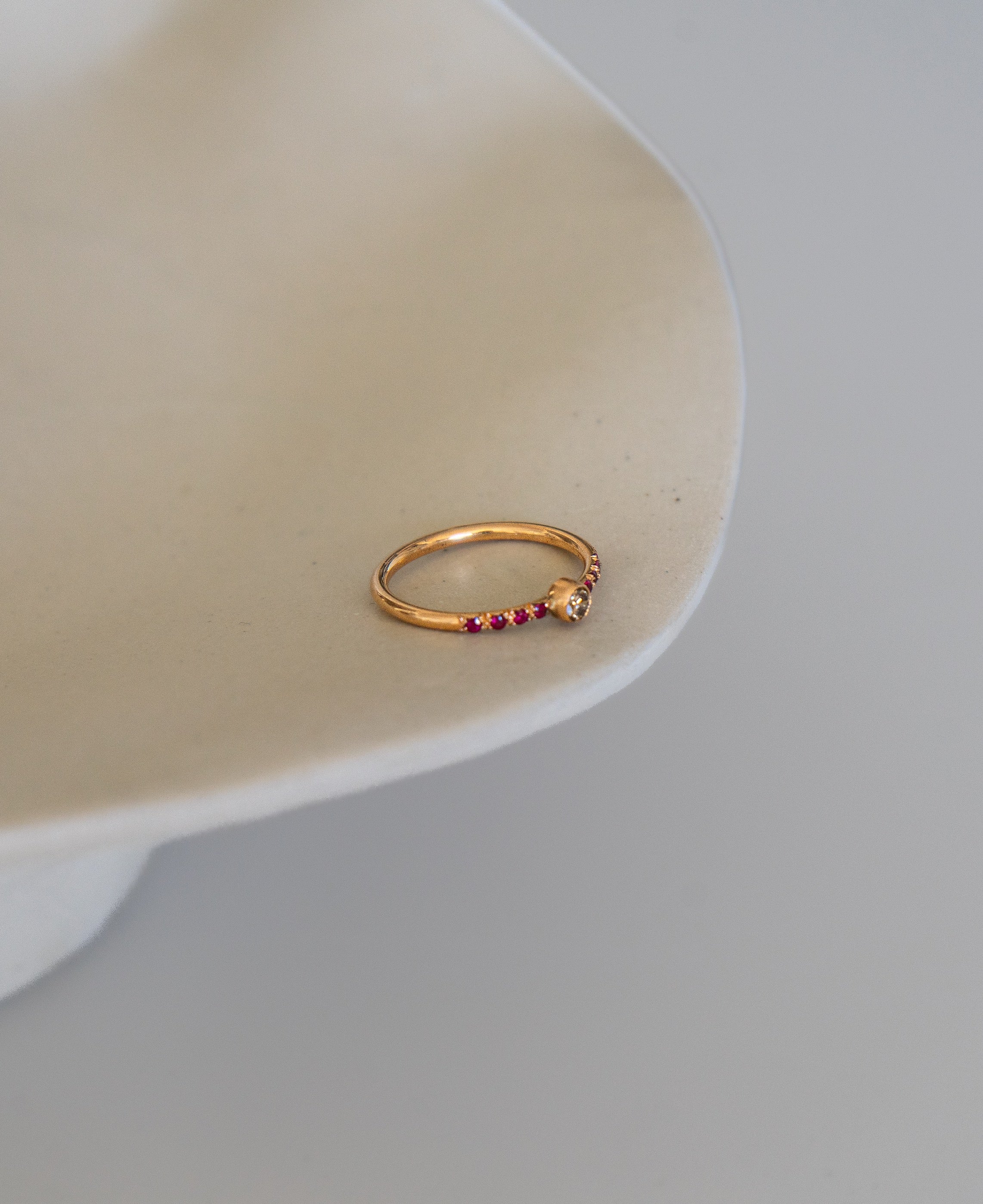 Bague en or jaune, rubis et diamant chocolat