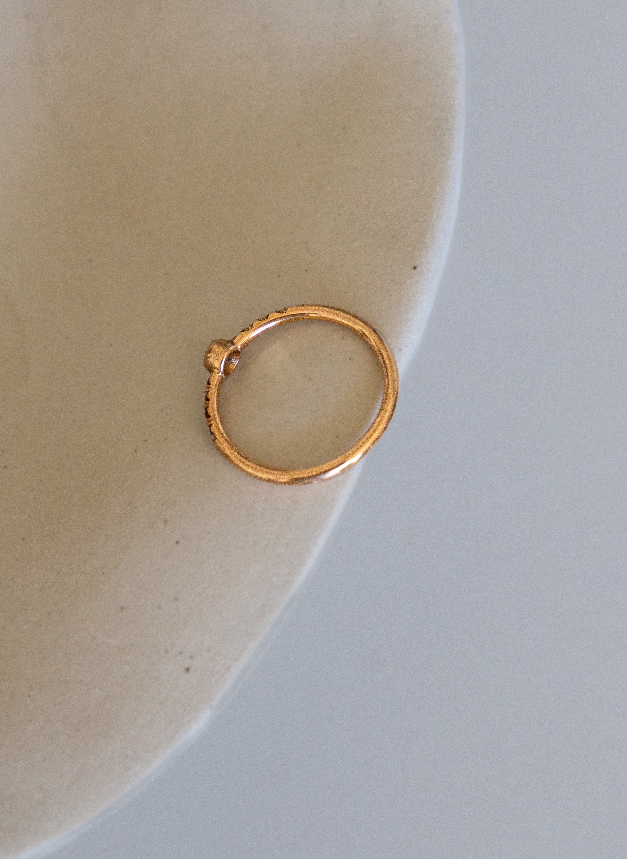 Bague en or jaune, rubis et diamant chocolat