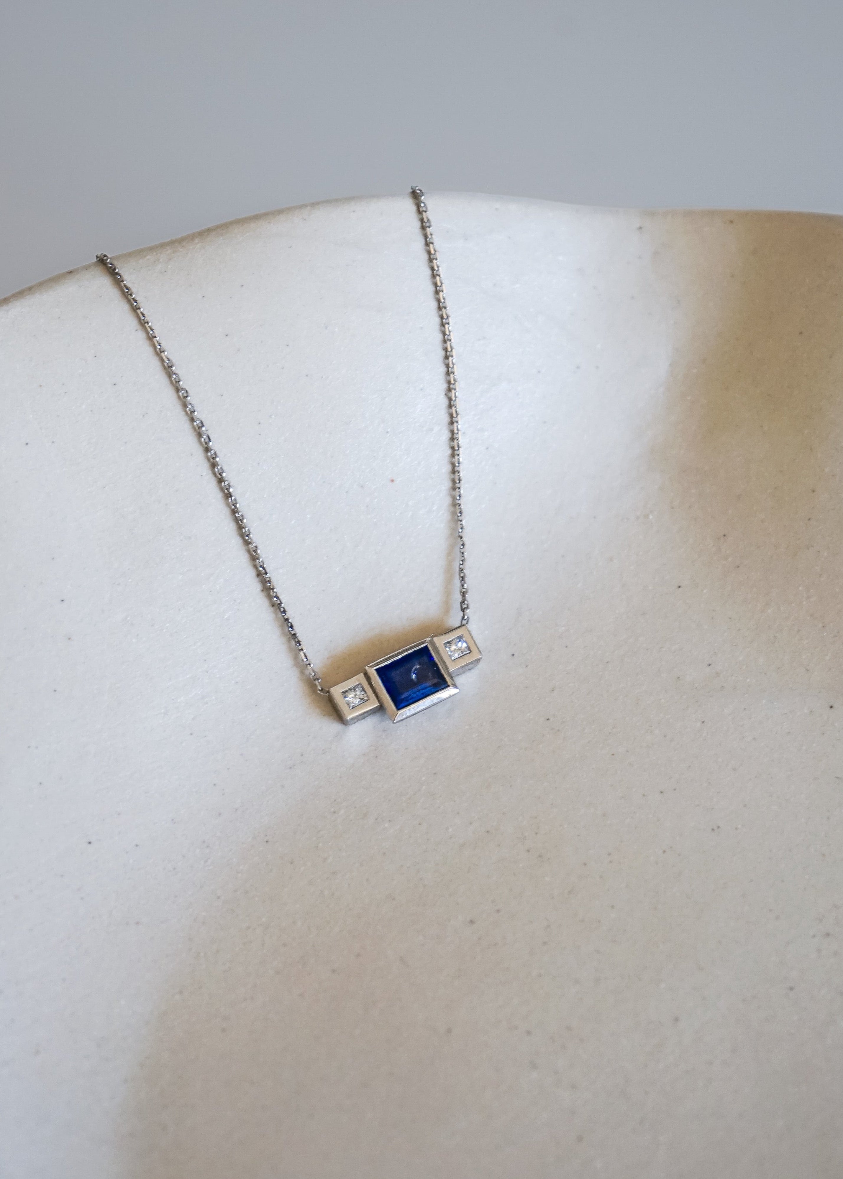 Pendentif Art Déco en or blanc 750 millièmes, saphir et diamants