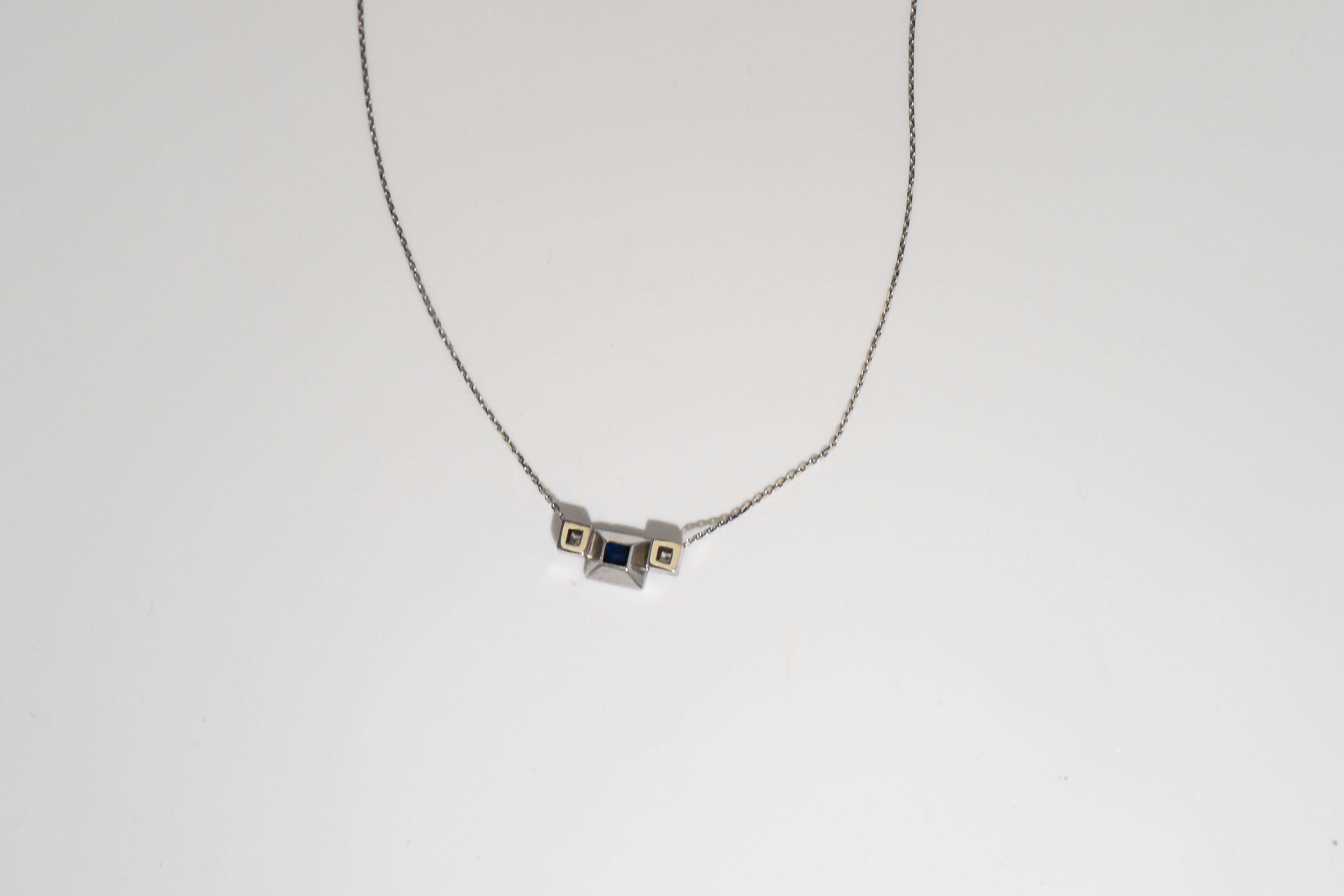 Pendentif Art Déco en or blanc 750 millièmes, saphir et diamants