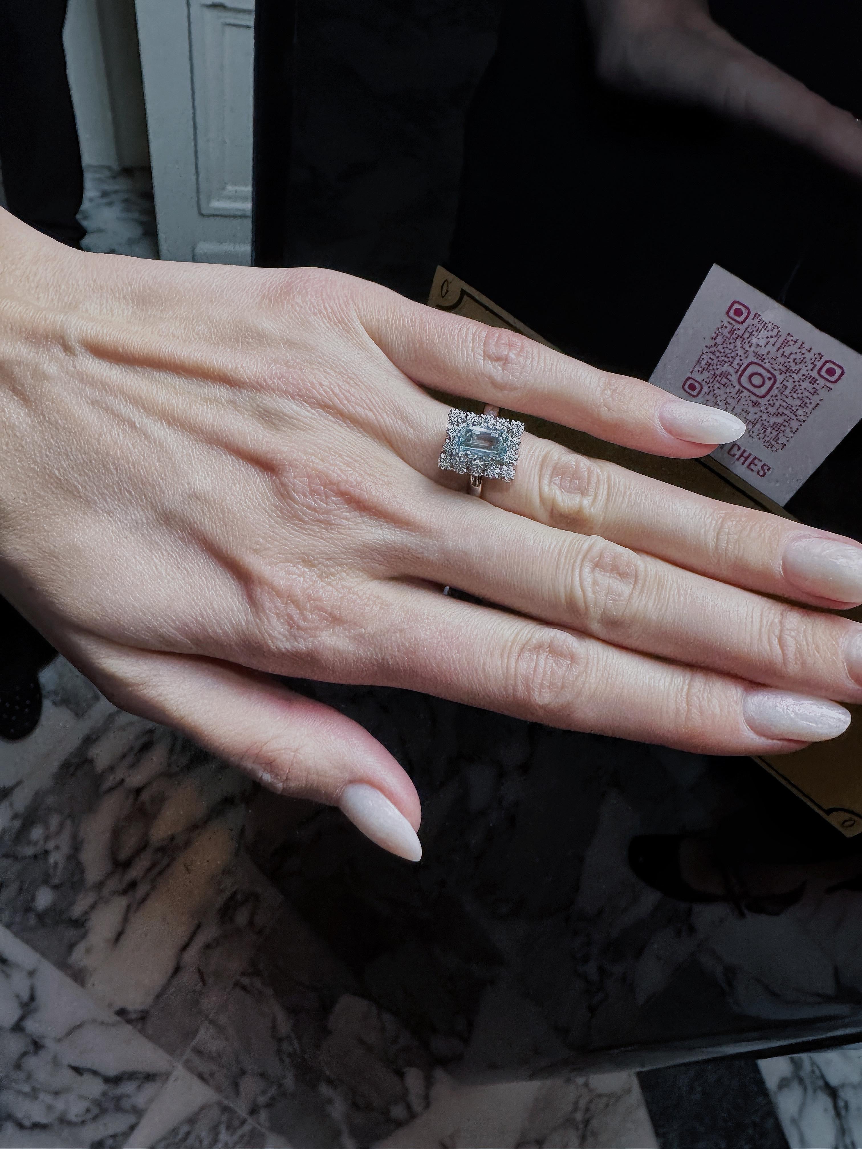 Bague en or blanc 750 sertie d’une aigue-marine rectangulaire et de diamants