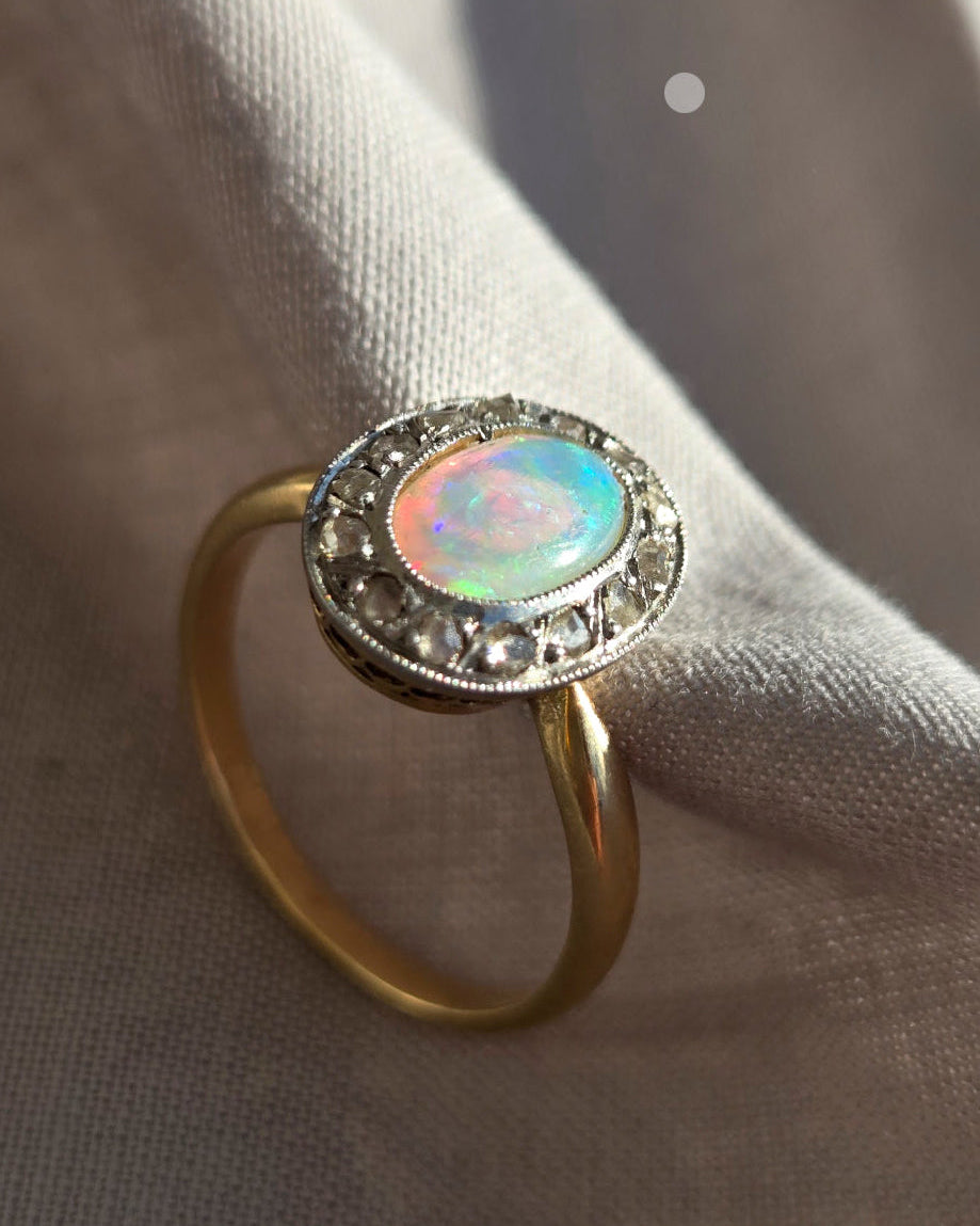 Bague marguerite ancienne or jaune et blanc 18k avec opale et diamants taille rose